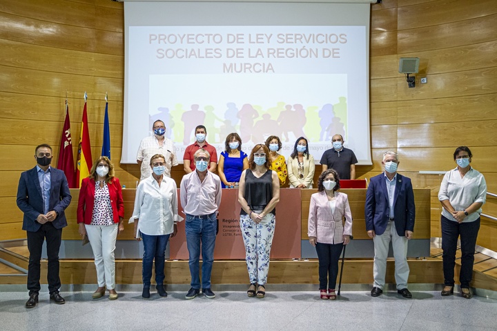 La consejera Isabel Franco, junto a representantes de distintos grupos parlamentarios y letrados de la Asamblea Regional, en la presentación de la Ley de Servicios Sociales