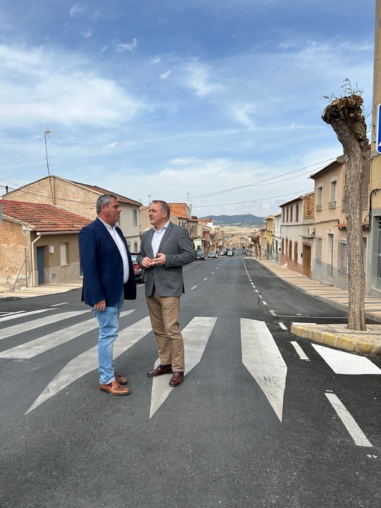 El director general de Administración Local, Francisco Abril, y el alcalde de Pliego, Antonio Huéscar, visitan la Avenida de los Deportes recién pavimentada.