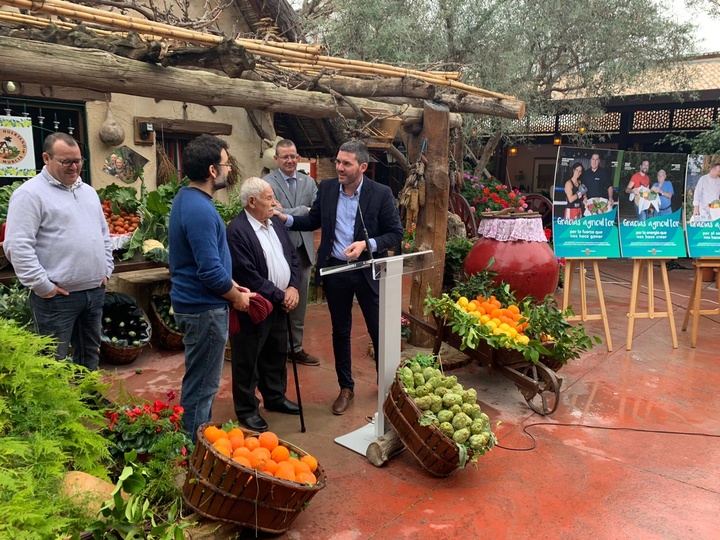 El consejero Antonio Luengo presenta la campaña "Gracias agricultor" acompañado del chef Pablo González Conejero y el dibujante Salva Espín.