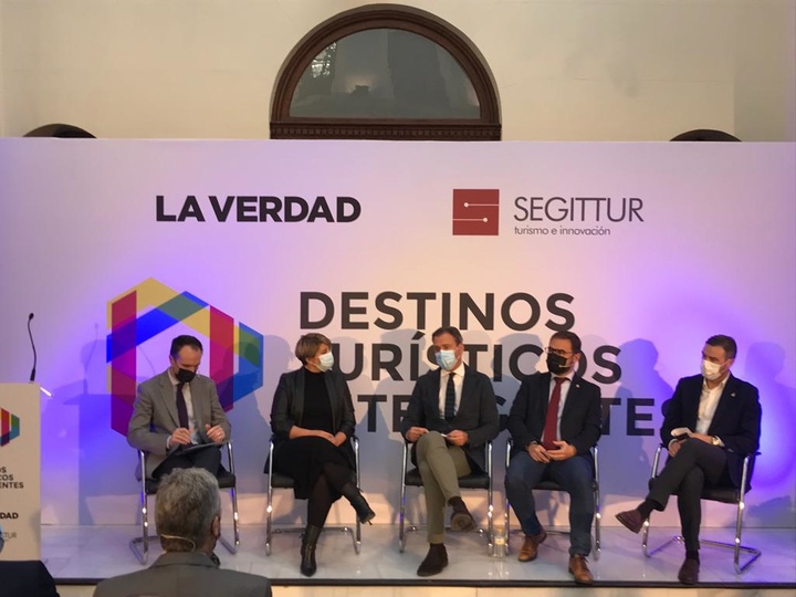 El consejero de Presidencia, Turismo y Deportes, en la mesa redonda sobre destinos turísticos inteligentes,  junto a la alcaldesa de Cartagena y ...