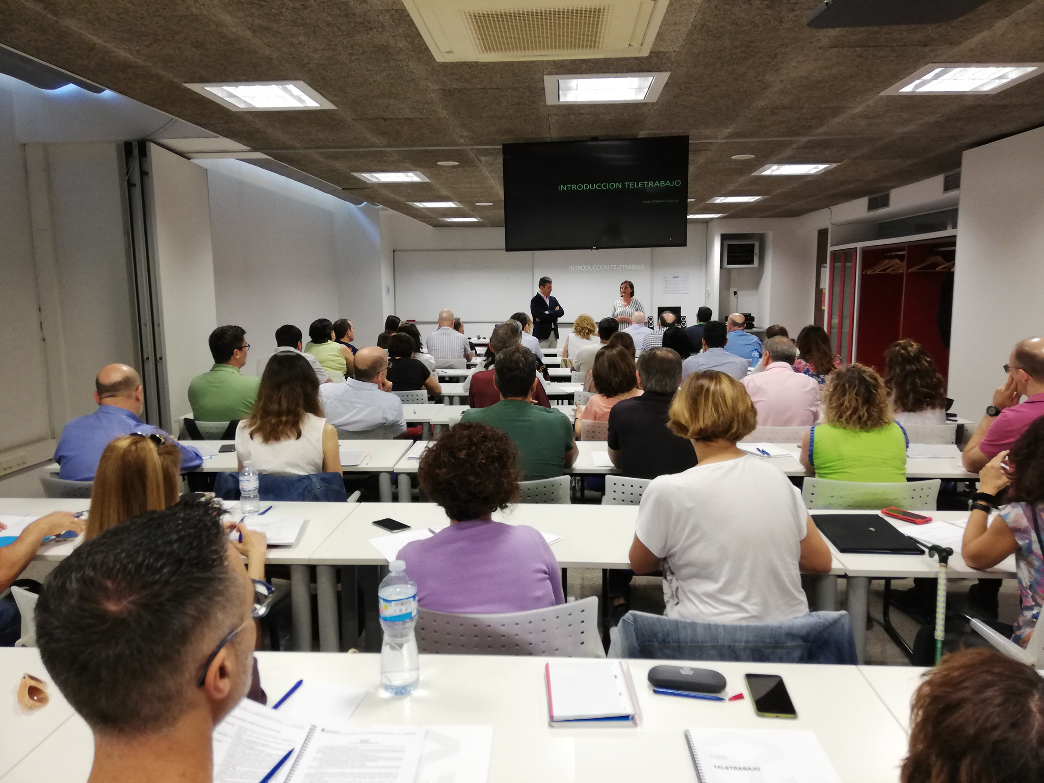 Los futuros teletrabajadores acuden a unas sesiones formativas previas en la Escuela de Formación e Innovación de la Administración Pública