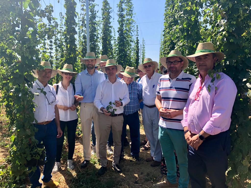 El consejero de Agua, Agricultura, Ganadería y Pesca, Miguel Ángel de Amor, visita el la finca experimental 'Las Nogueras de arriba', en Caravaca de la Cruz