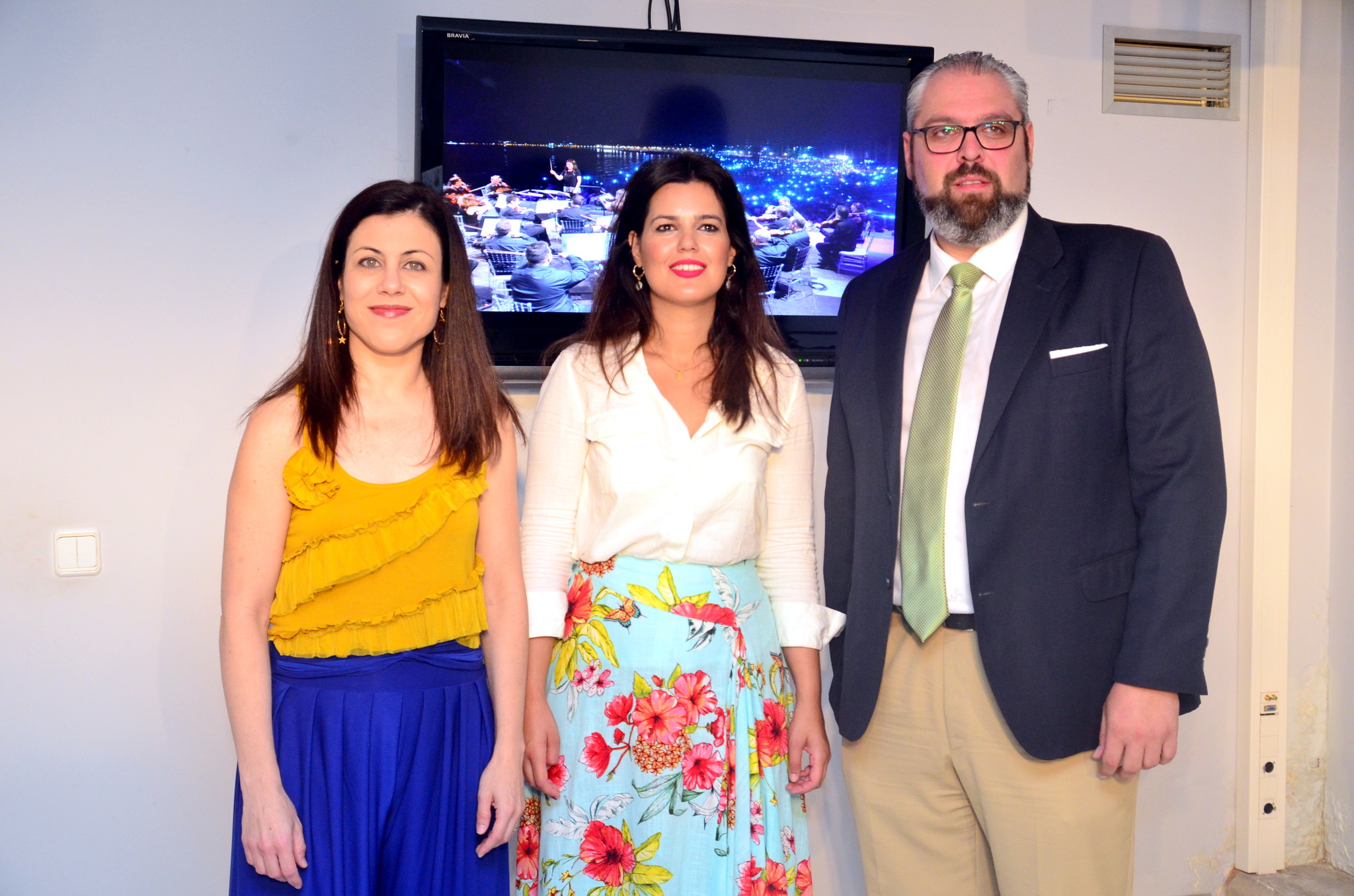 La consejera de Turismo y Cultura en funciones, Miriam Guardiola (centro), junto a la directora de la Orquesta Sinfónica de la Región de Murcia, Virginia Martínez,  en la presentación  los conciertos que la Orquesta Sinfónica de la Región de Murcia realizará como cierre de temporada en los municipios de Yecla, Torre Pacheco, Los Alcázares y San Javier