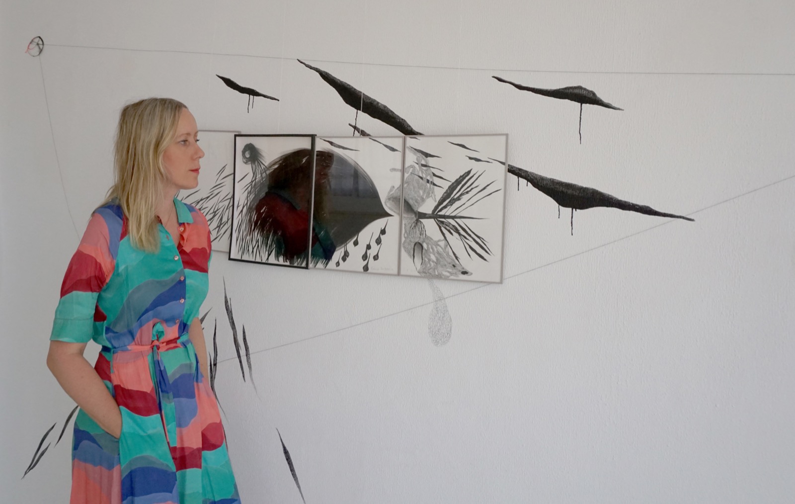 Katarzyna Rogowicz junto a algunas de su obras de la exposición '17: El triángulo D+I+H'