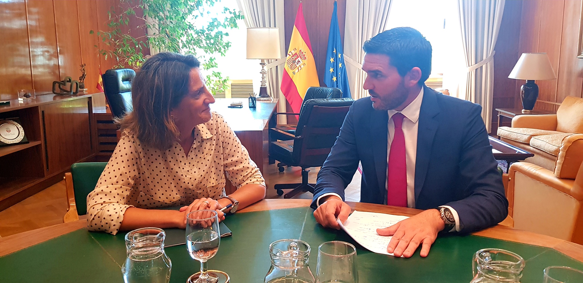 Imagen del consejero de Agua, Agricultura, Ganadería, Pesca y Medio Ambiente, Antonio Luengo, durante la reunión mantenida con la ministra para la Transición Ecológica, Teresa Ribera (I)