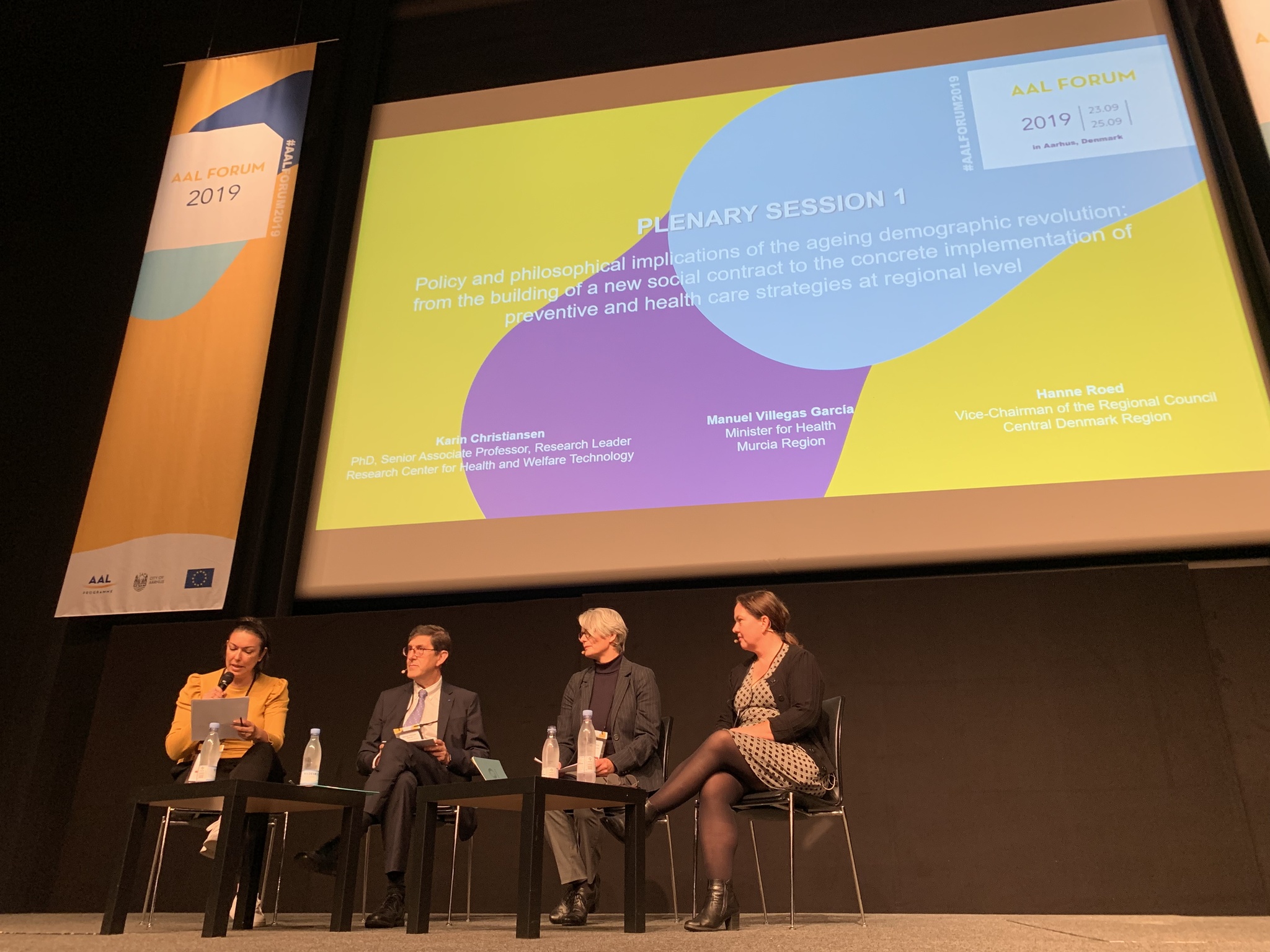 El consejero de Salud, Manuel Villegas, presentó hoy en el Foro europeo sobre Innovación, Tecnología y Personas Mayores las herramientas digitales de la Región y el programa Activa de ejercicio físico