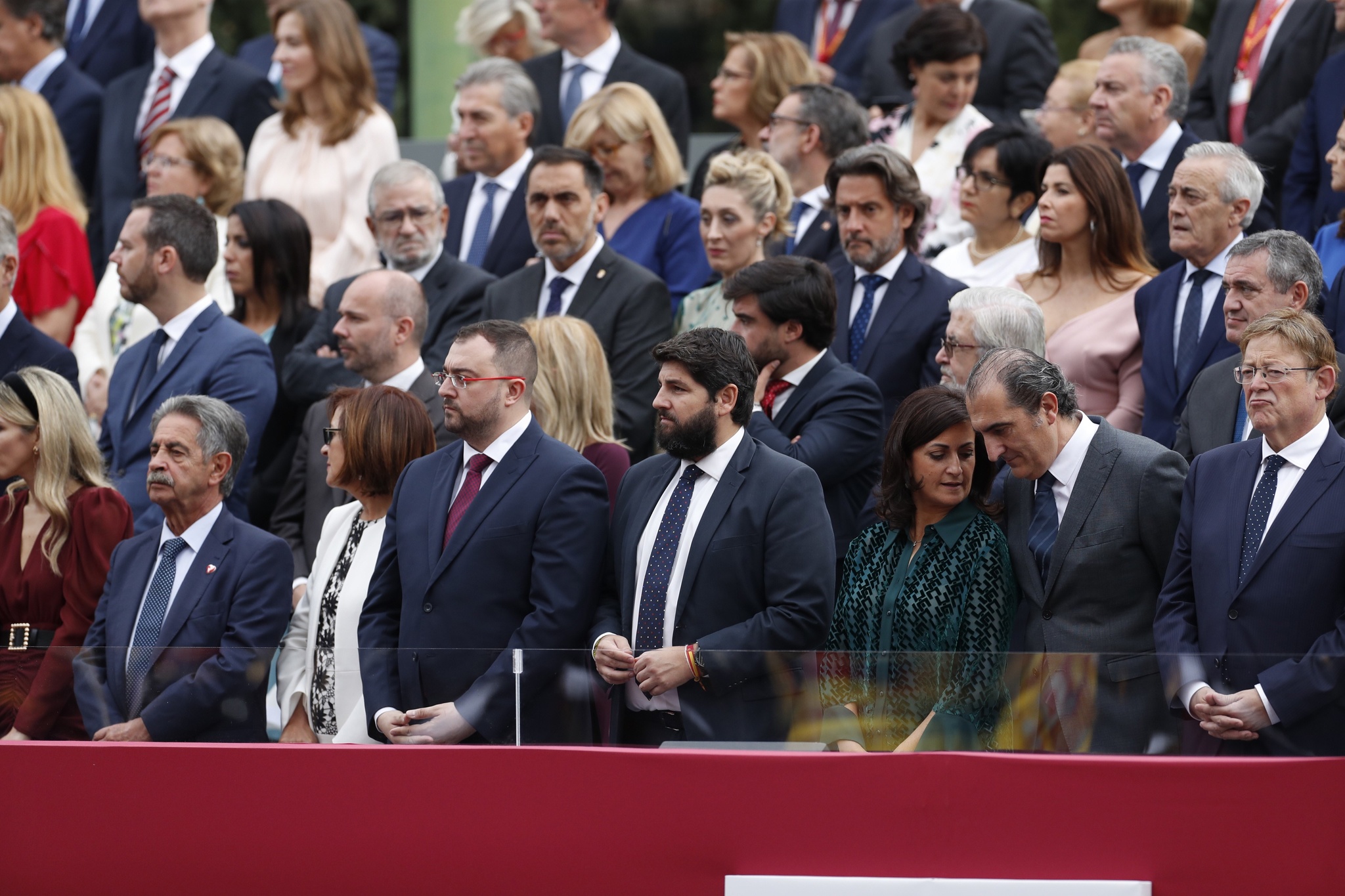 El presidente de la Comunidad asiste al desfile con motivo del Día de la Fiesta Nacional