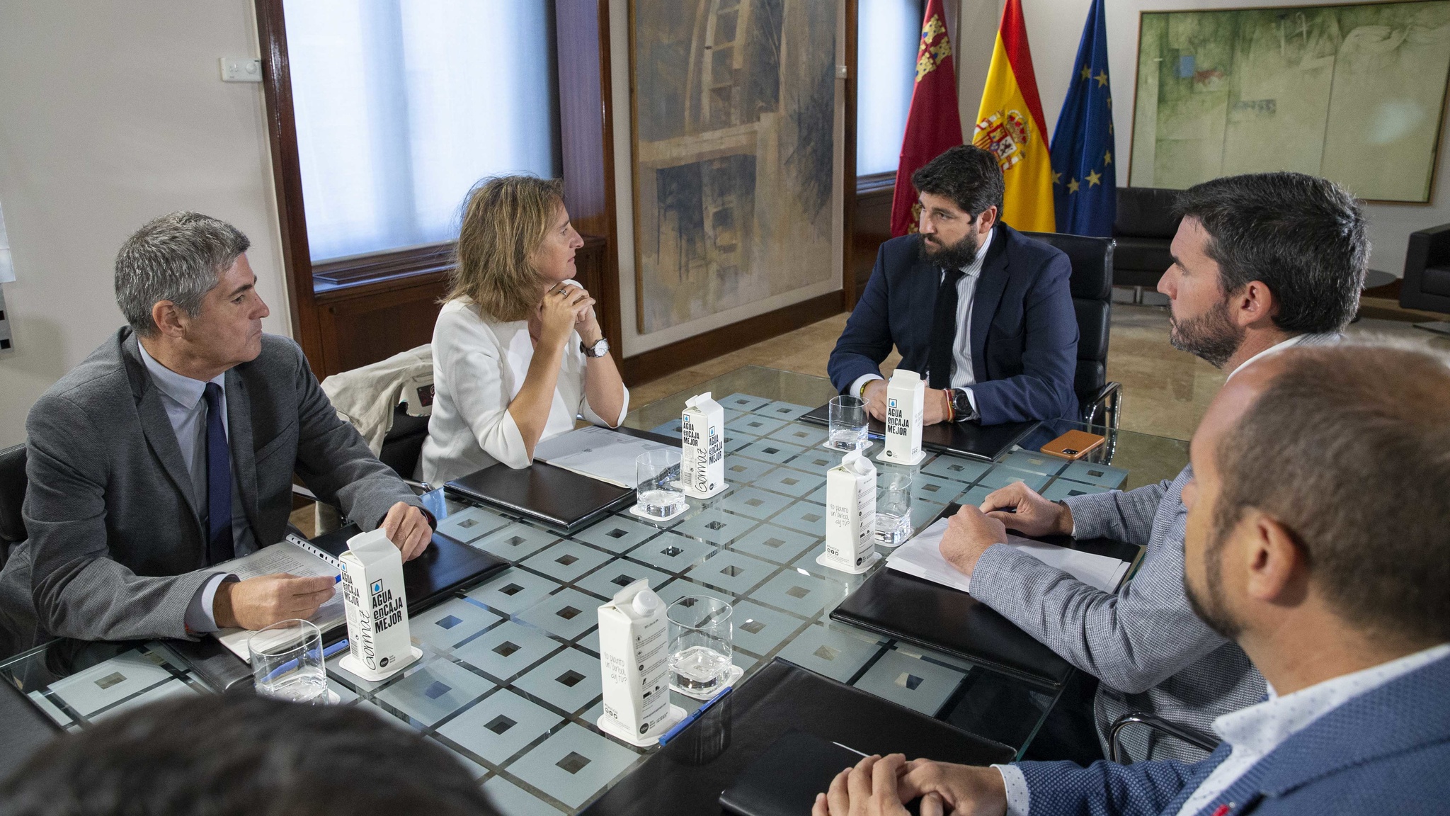 El presidente de la Comunidad, Fernando López Miras, se reúne con la ministra de Transición Ecológica  en funciones, Teresa Ribera (2)