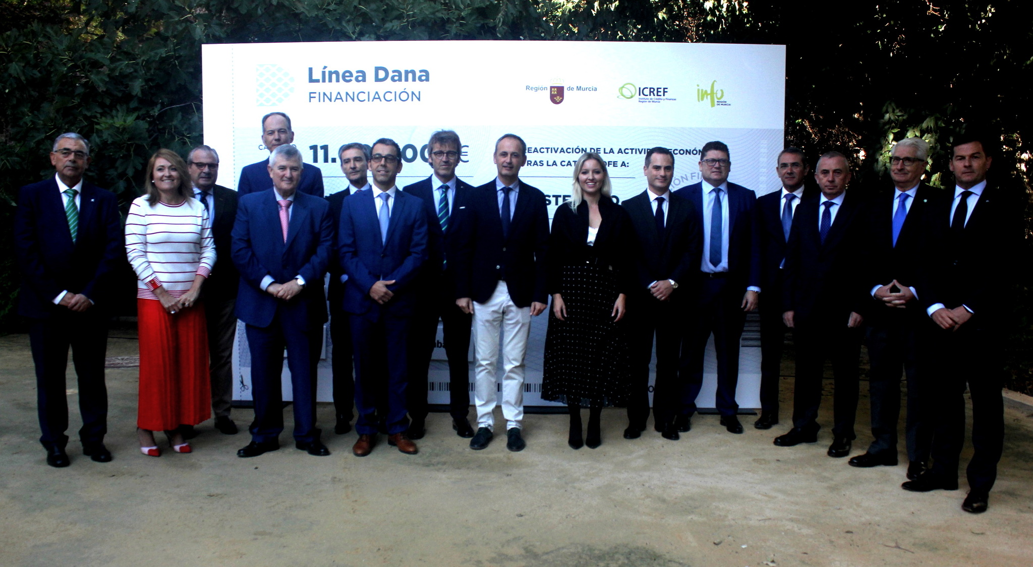 Los consejeros de Presidencia y Hacienda y de Empresa, Industria y Portavocía, Javier Celdrán y Ana Martínez Vidal, junto con los representantes de las ocho entidades bancarias participantes, de AVALAM, del Info y del Icref