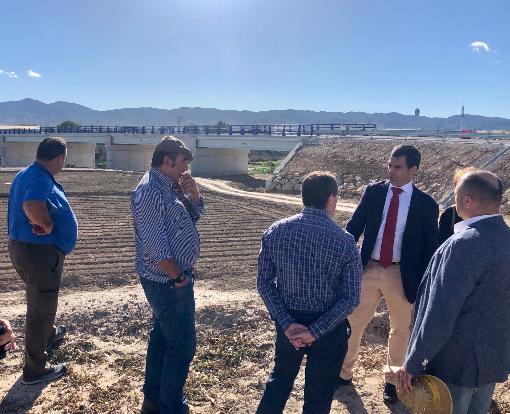 El consejero José Ramón Díez de Revenga explica a los vecinos de Aguaderas y Campo López las obras del nuevo puente sobre la rambla de Biznaga, en Lorca