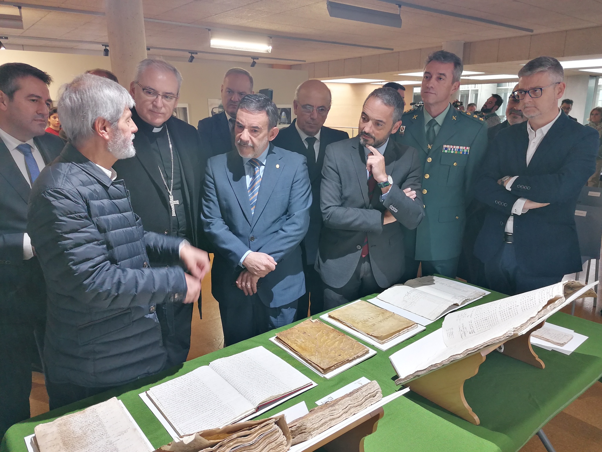 Entrega de documentos históricos en el Archivo General