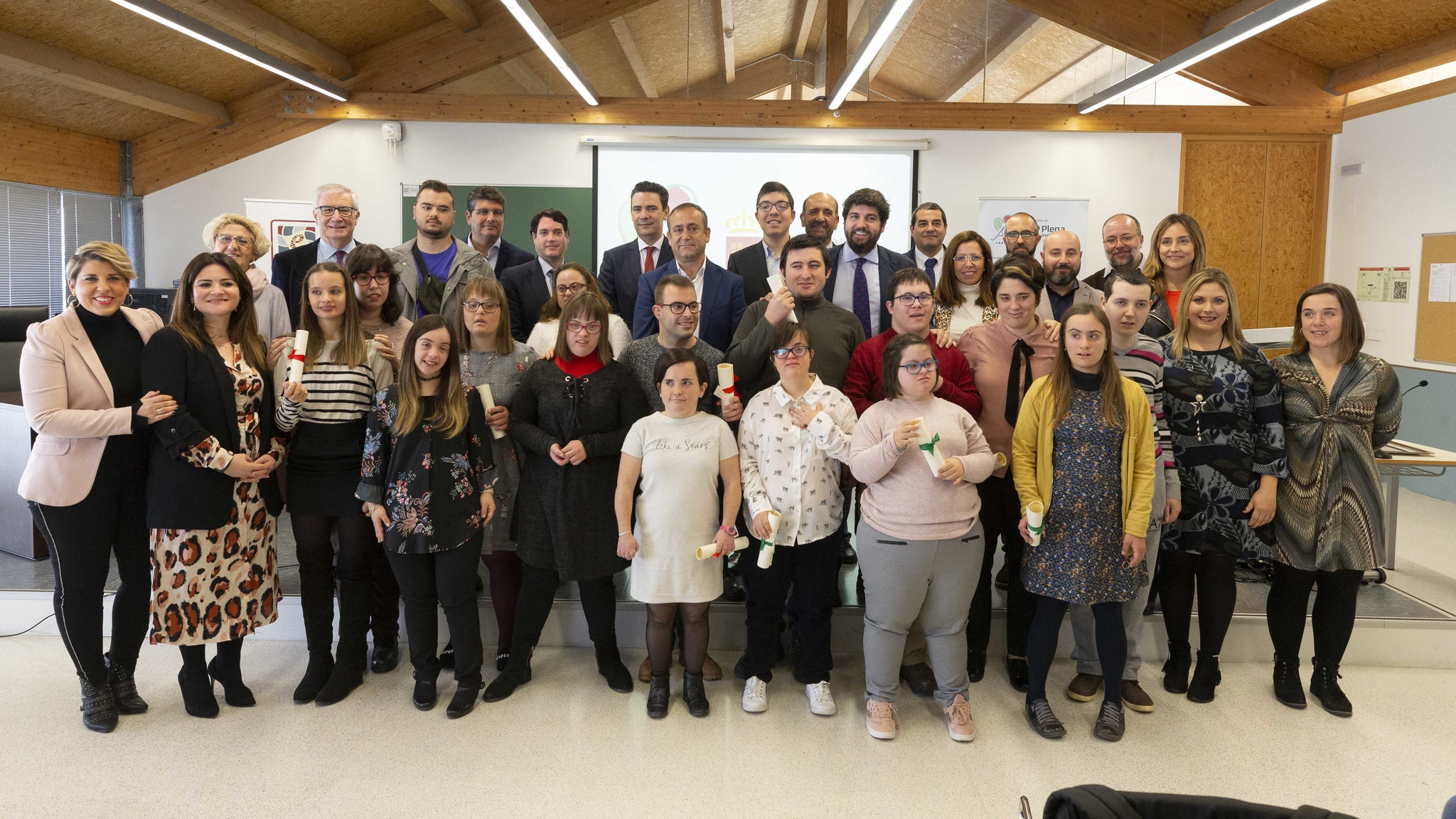 El jefe del Ejecutivo regional, Fernando López Miras, ha presidido el acto de graduación en Formación Básica del primer grupo de alumnos con síndrome de Down y discapacidad intelectual de Asido Cartagena