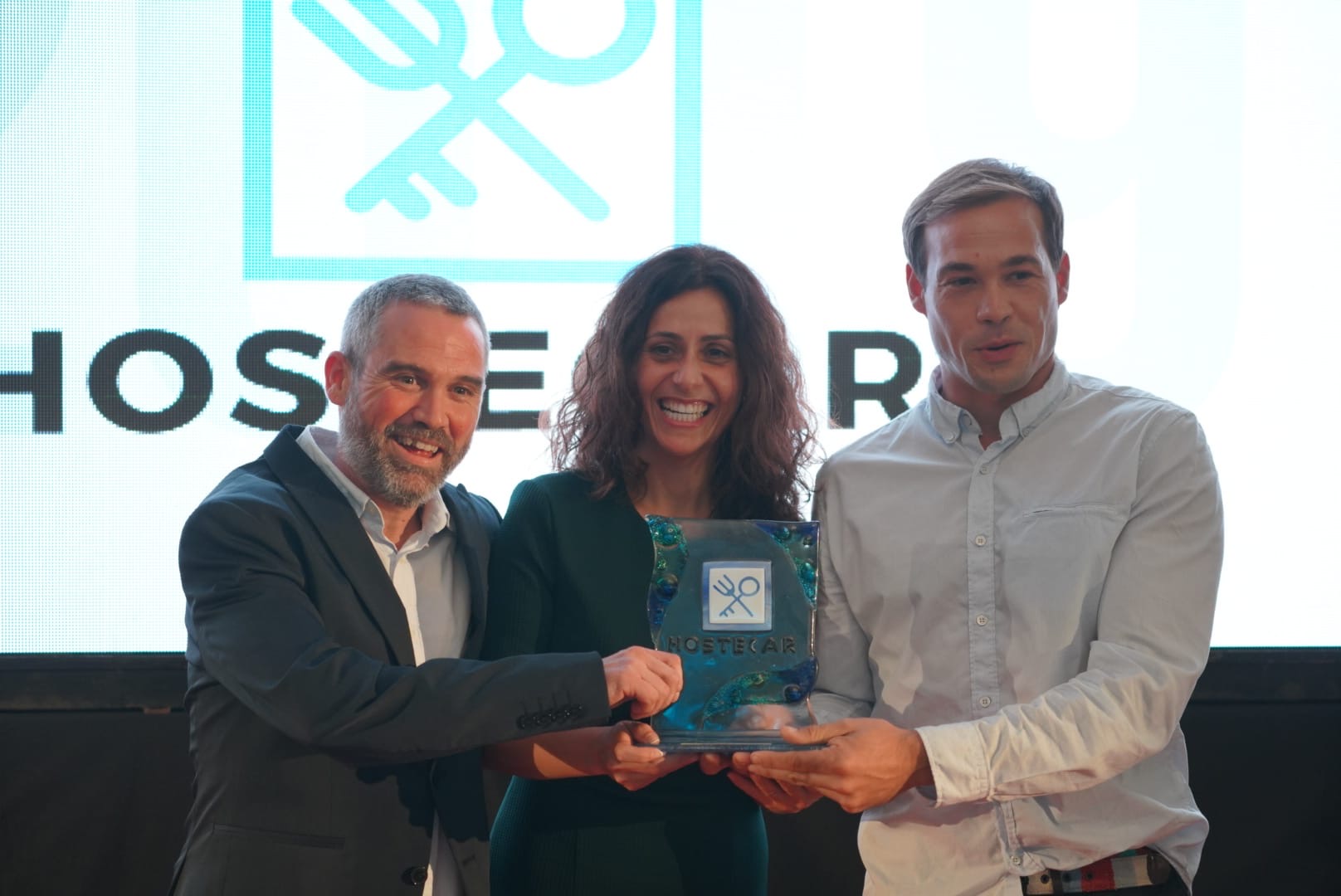 La consejera Cristina Sánchez entregó el Premio a la Imagen Hostelera a Ángel Sánchez y a José Miguel Cremades del restaurante ´La Cangreja'