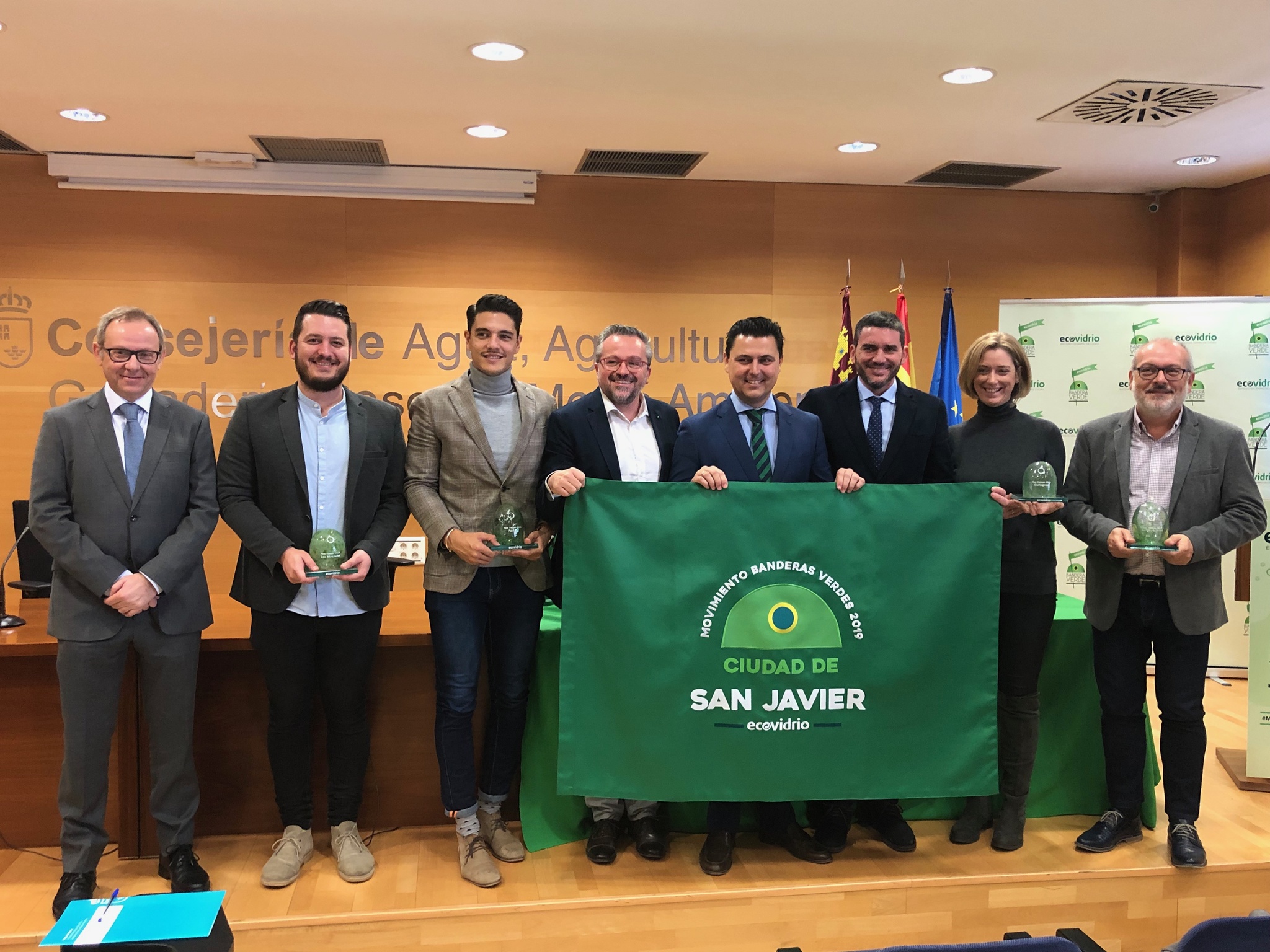 Antonio Luengo, junto al gerente de Ecovidrio, durante la entrega de reconocimientos a los participantes en la campaña 'Movimiento Banderas Verdes