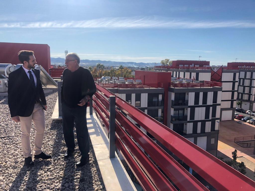 El director general de Vivienda, José Francisco Lajara, comprobó hoy el estado de las viviendas, acompañado de Fernando Roldán, presidente de la asociación de vecinos del barrio de San Fernando.