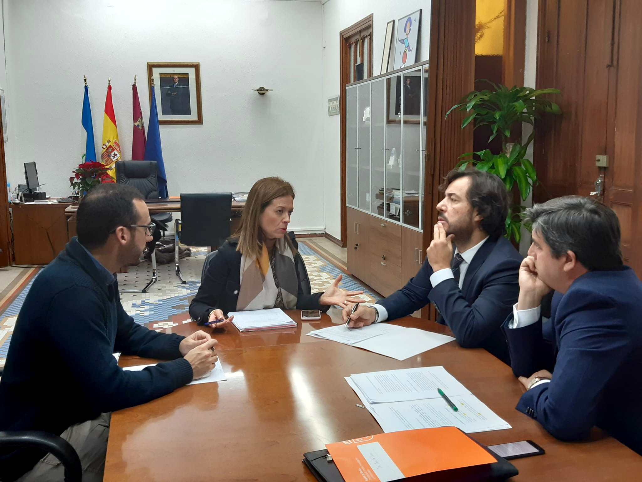 Miguel Motas se reúne con la alcaldesa de Águilas para abordar el despido colectivo en Agrasa