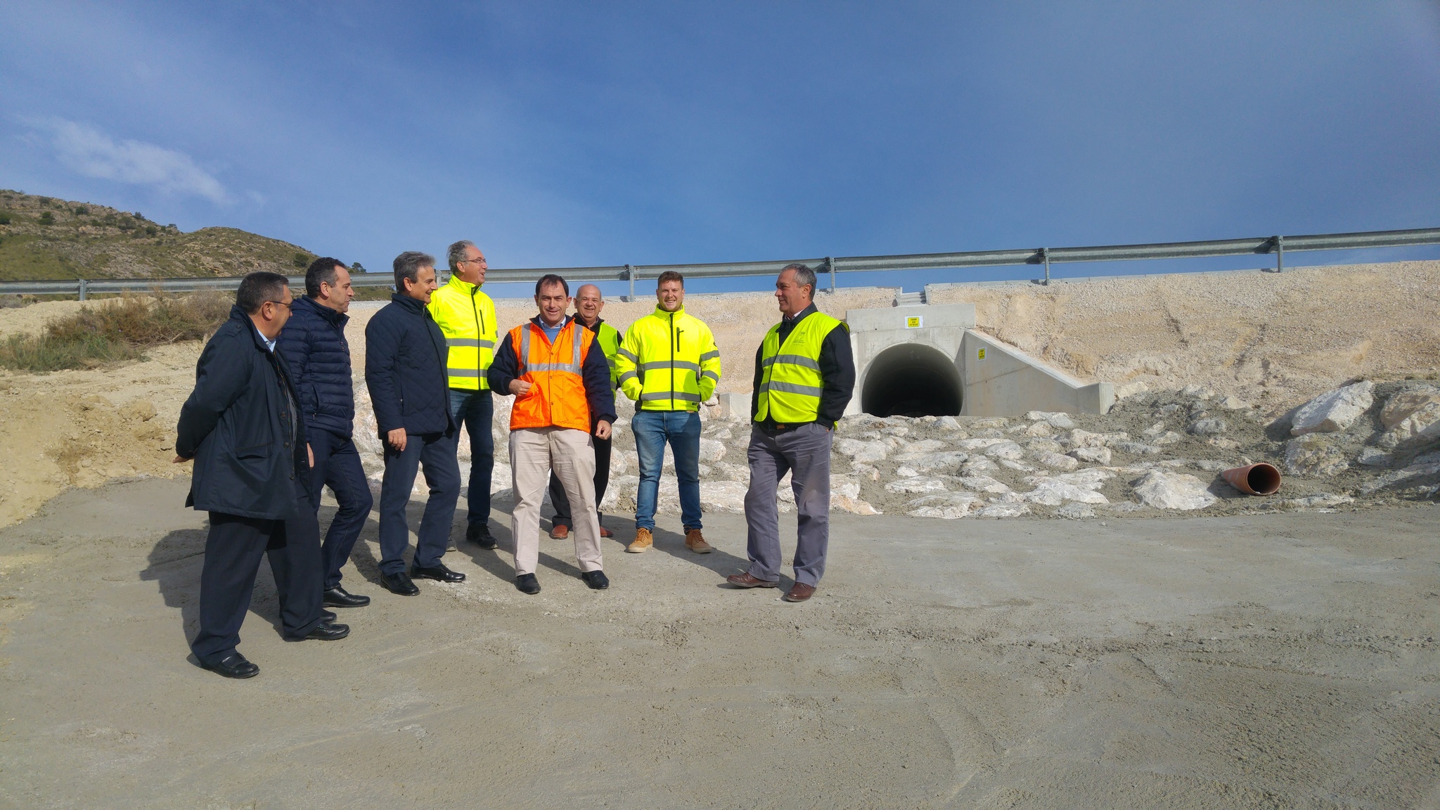 El director general de Carreteras, José Antonio Fernández Lladó, y el alcalde de Abanilla, José Antonio Blasco Martinez, supervisan junto a diversos técnicos las obras de emergencia de la carretera que une Baños de Fortuna con Venta Collares