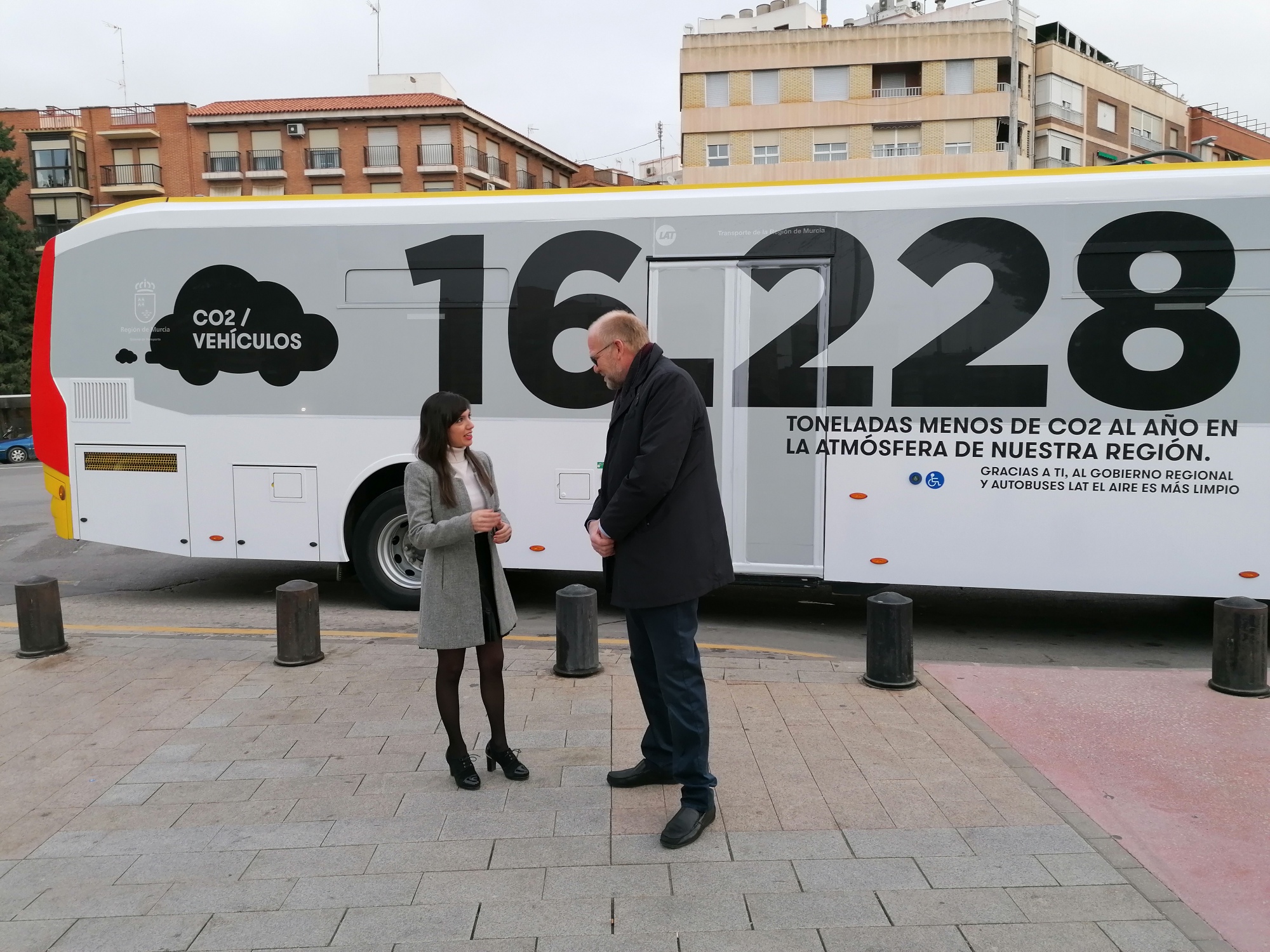 La directora general de Movilidad y Litoral, Marina Munuera, y el director general de Latbus, Andrés Brugarolas, durante la presentación de la acción publicitaria para el fomento del transporte público