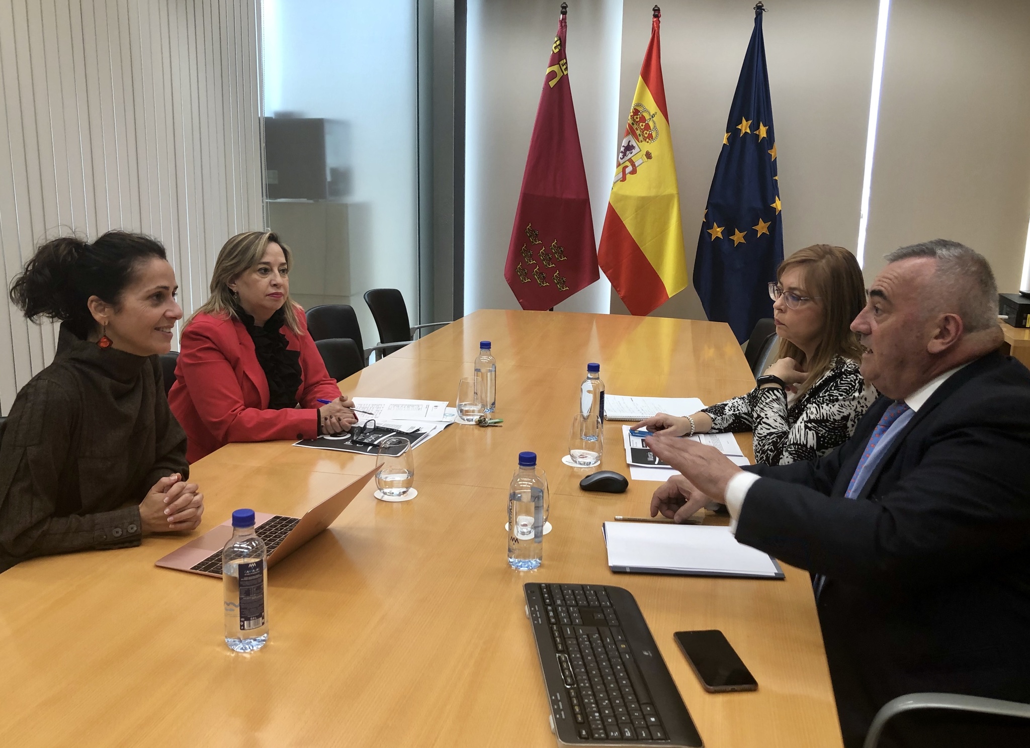 La consejera Cristina Sánchez durante la reunión con el director del Instituto para la Calidad Turística Española, Fernando Fraile, la directora general de Competitividad y Calidad Turísticas, Esther Tenza y la jefe de Área de Inspección de la Consejería de Turismo, Cecilia Domínguez