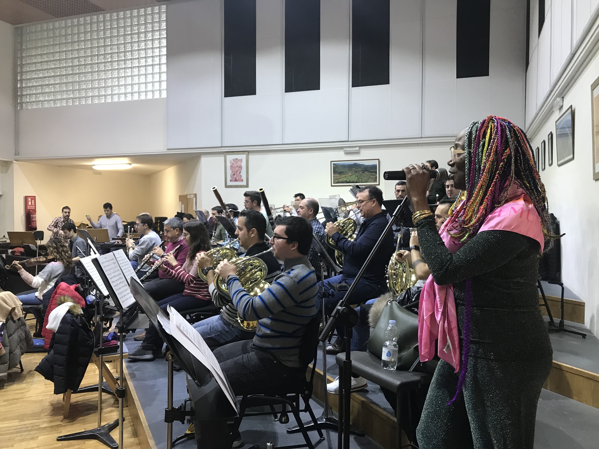 Ensayo de la cantante y presentadora Lucrecia con la Orquesta Sinfónica de la Región de Murcia