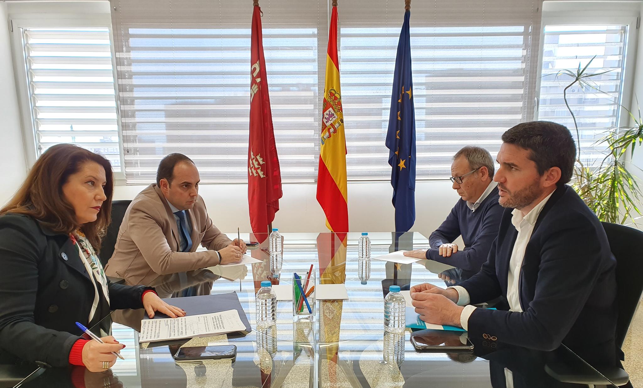 Los consejeros de la Región de Murcia, Antonio Luengo, y de Andalucía, Carmen Crespo, durante la reunión celebrada esta mañana en Murcia