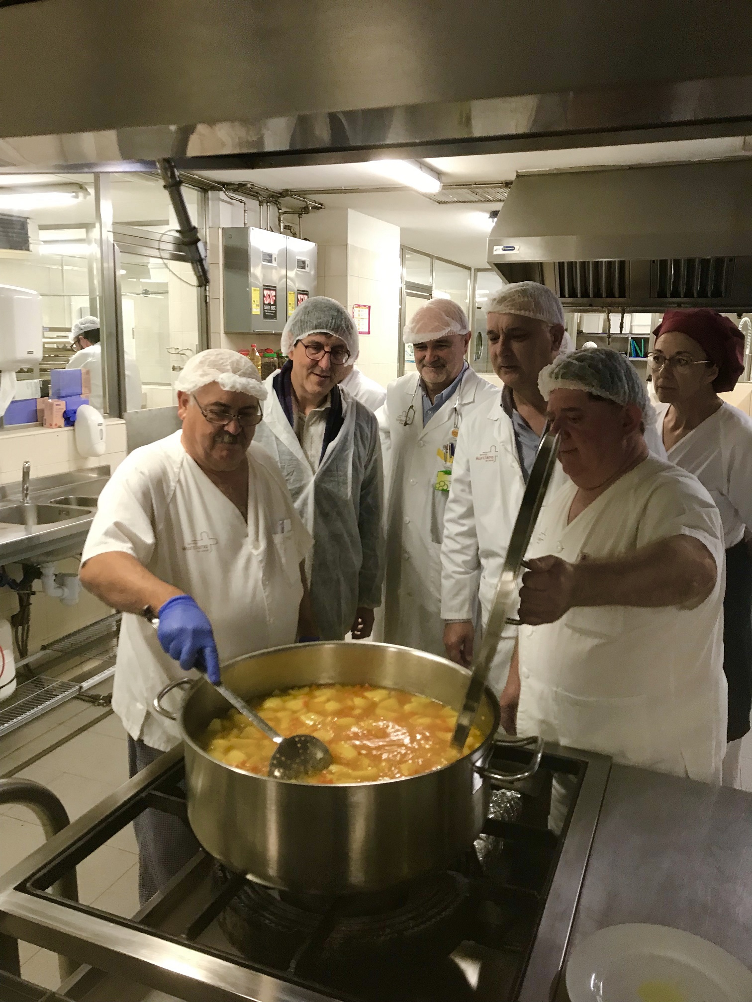 El consejero de Salud, Manuel  Villegas, durante su  visita a la cocina del hospital general universitario Reina Sofía