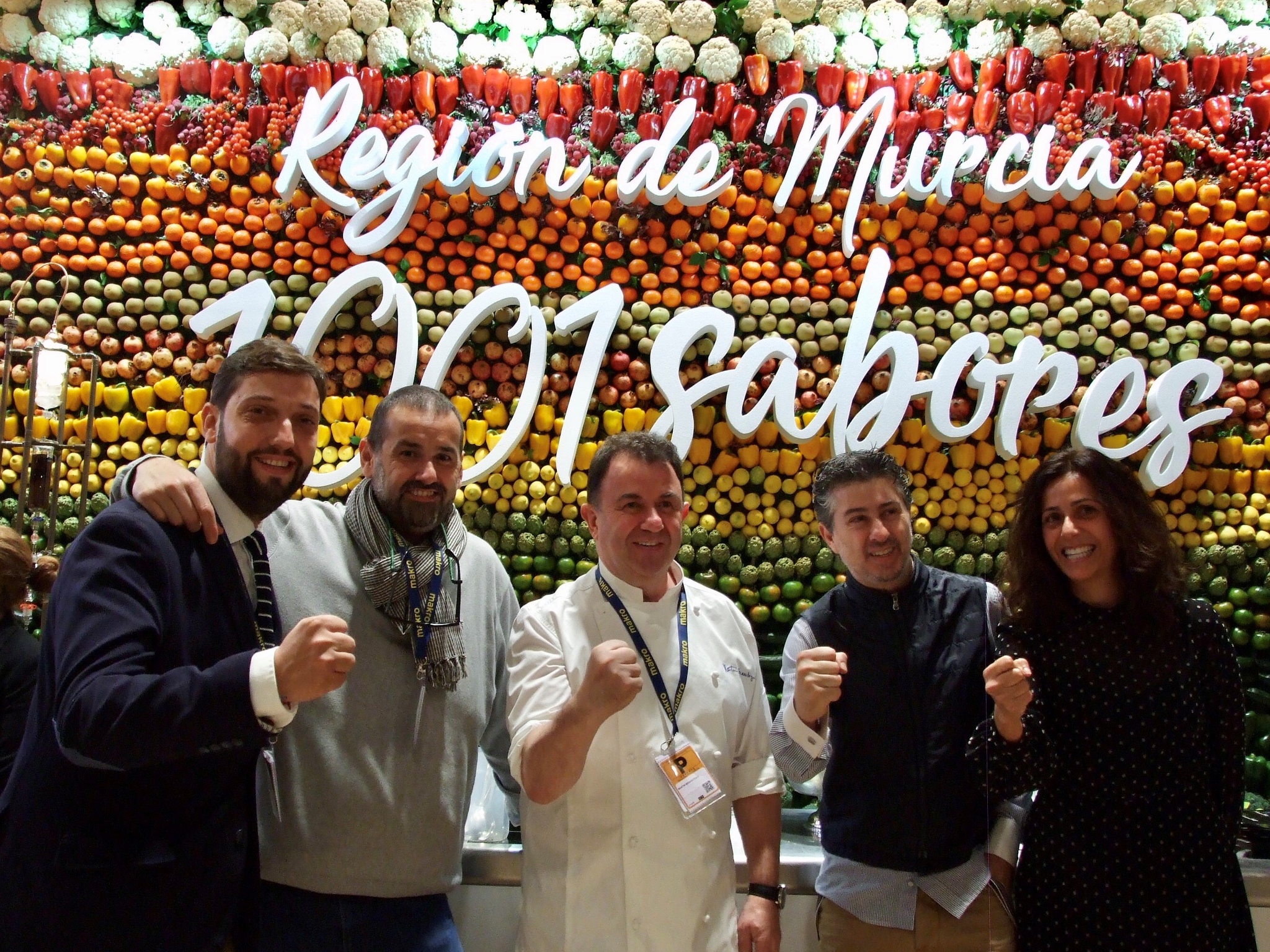 Imagen de la consejera de Turismo, Juventud y Deportes, Cristina Sánchez, tras la inauguración del stand de la Región de Murcia en 'Madrid Fusión'. Le acompaña el director del Instituto de Turismo,Francisco Martínez, y los cocineros Martín Berasategui,David de Jorge (Robín Food) y el cartagenero Pablo Martínez del restaurante Eszencia.