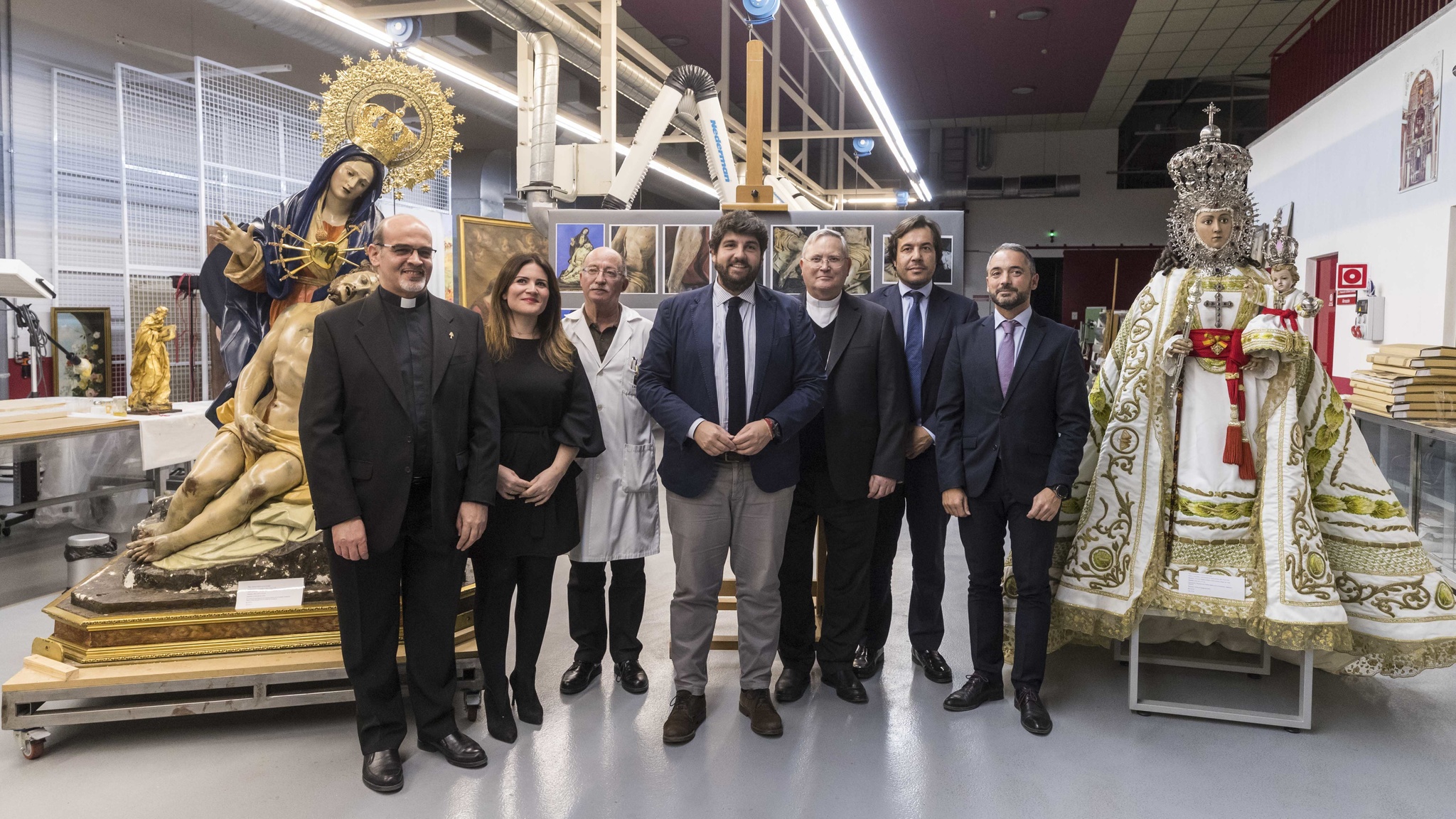El presidente Fernando López Miras visita el Centro de Restauración para conocer los trabajos que se están realizando sobre las imágenes de la Virgen de la Fuensanta y la Virgen de la Caridad