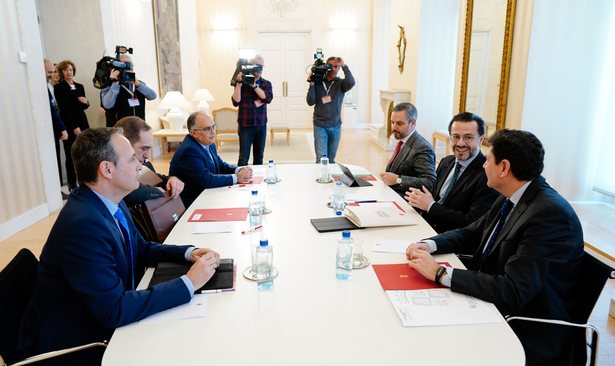 Momento de la reunión de los consejeros del área de Hacienda de Murcia, Javier Celdrán (1i); Galicia, Valeriano Martínez (2i); Ceuta, Alberto Gaitán (3i); Castilla y León, Carlos Fernández (1d); Javier Fernández-Lasquetty (2d) y de Andalucía, Juan Bravo (3d)