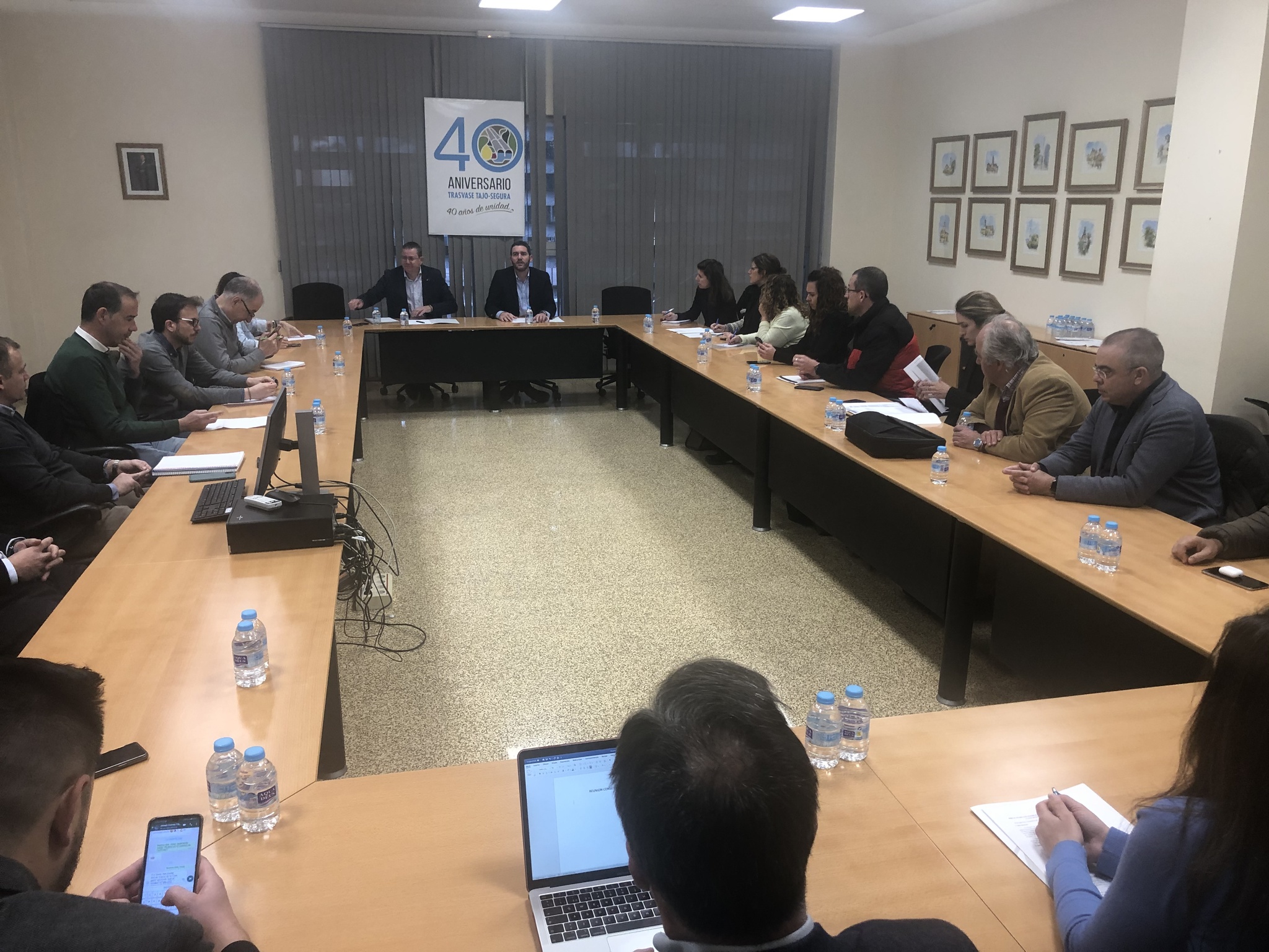 El consejero de Agua, Agricultura, Ganadería, Pesca y Medio Ambiente, Antonio Luengo, durante el encuentro con representantes de los sectores del queso, vino y cítricos de la Región de Murcia
