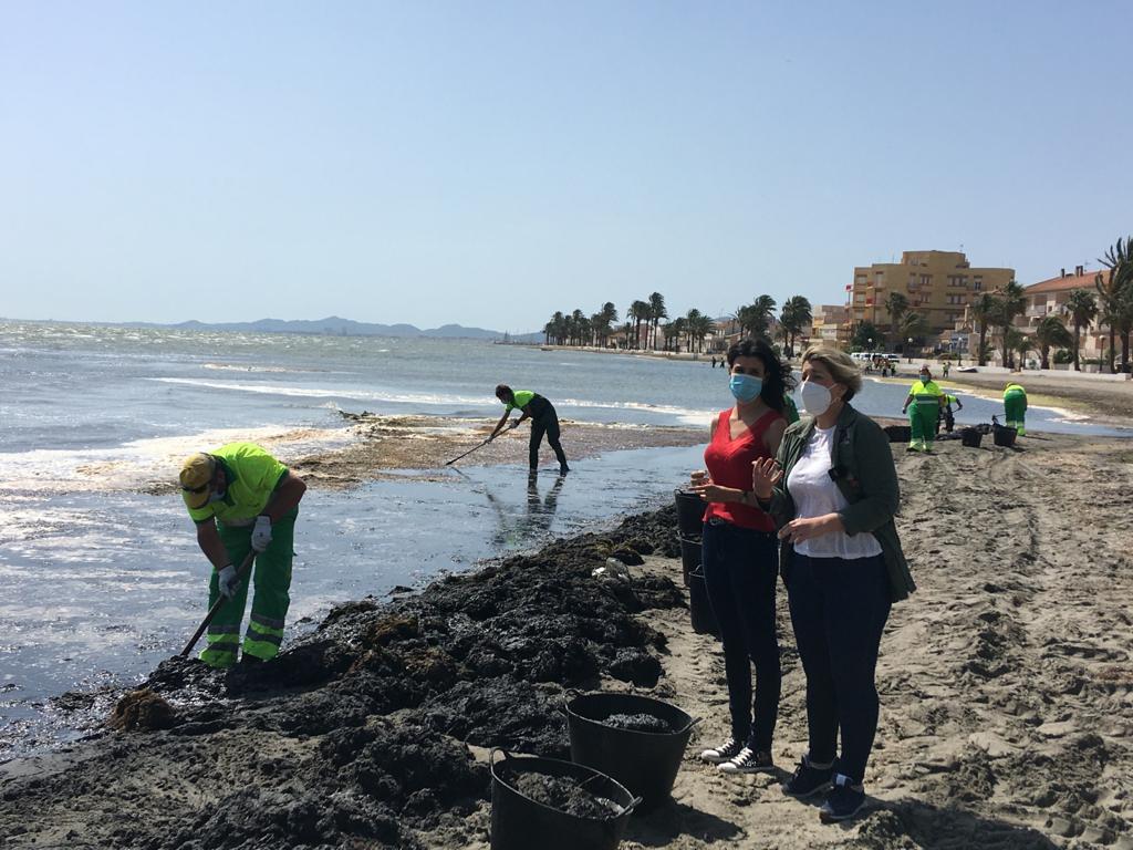 La directora del Mar Menor, Miriam Pérez, y la vicealcaldesa de Cartagena, durante la visita a las brigadas de limpieza que actúan en Los Urrutias