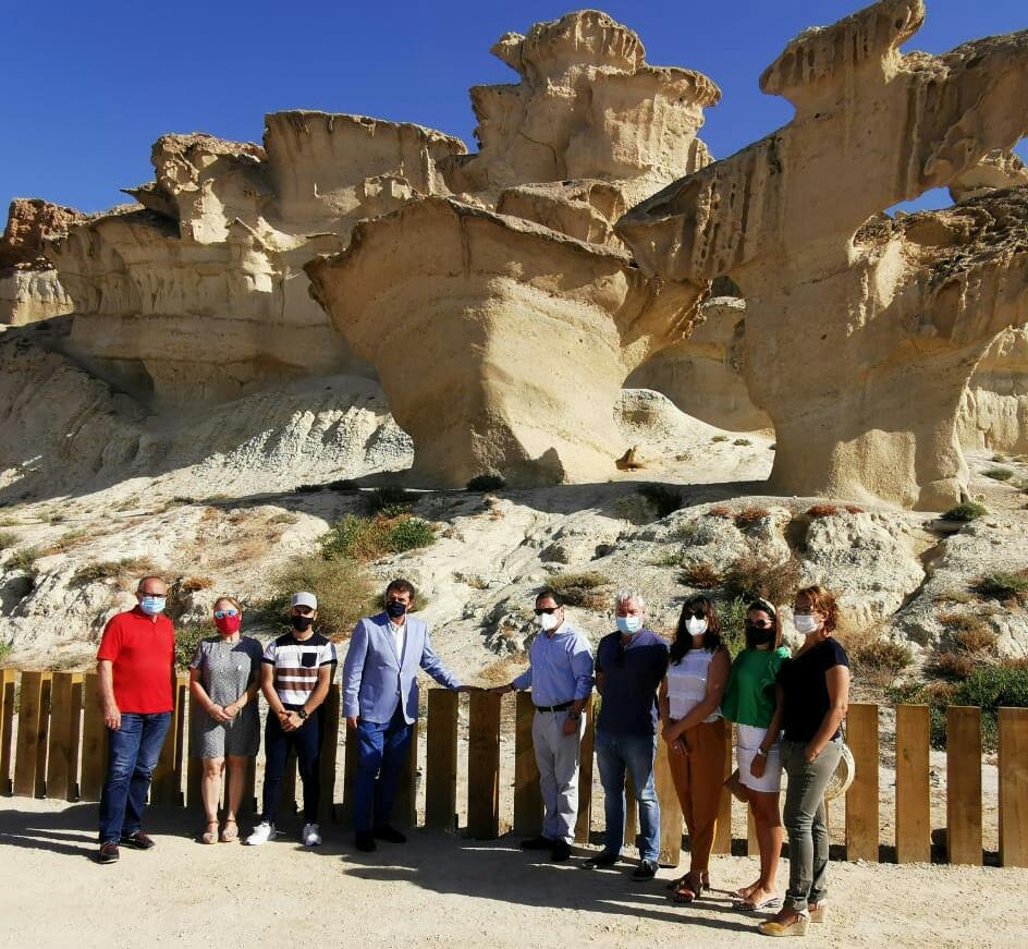 El Dir. general de Medio Natural, Fulgencio Perona, y el alcalde de Mazarrón, Gaspar Miras, junto al vallado de protección de las Gredas de Bolnuevo