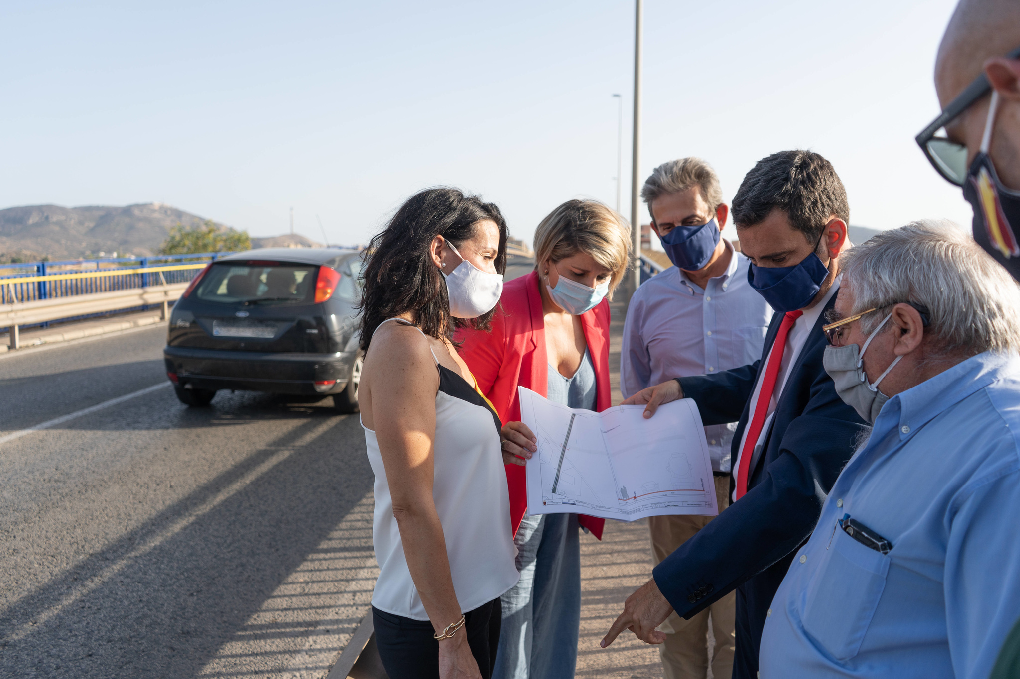 El consejero de Fomento e Infraestructuras, José Ramón Díez de Revenga, explica a la vicealcaldesa de Cartagena, Noelia Arroyo, y al presidente de la Asociación de Vecinos, Teodosio Romero, los detalles de la mejora del puente de Torreciega cuyas obras saldrán a licitación después del verano