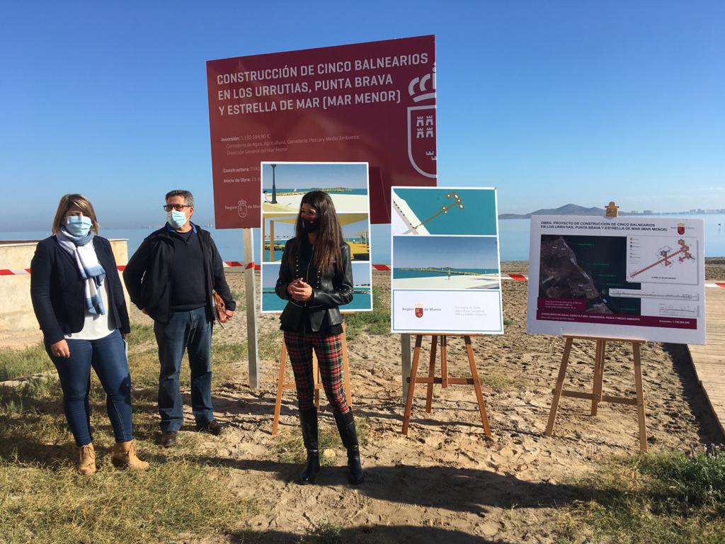 Miriam Pérez, directora general del Mar Menor, acompañada de la vicealcaldesa de Cartagena, en el inicio de las obras de 5 balnearios en el Mar Menor