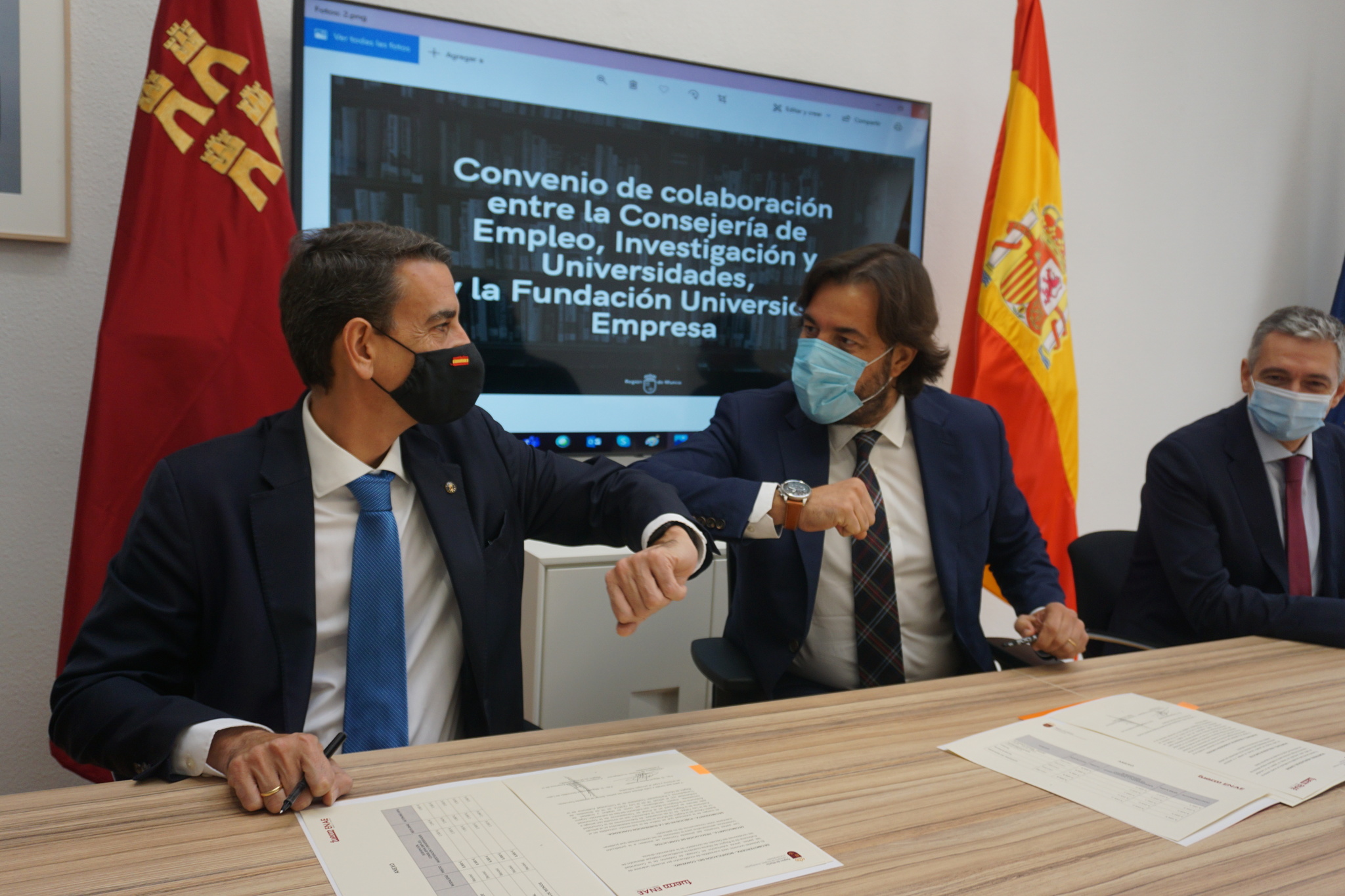 El consejero de Empleo, Investigación y Universidades firmó un convenio de colaboración con el director general de Escuela de Negocios, Dirección y Administración de Empresas Business School para la formación de autónomos 3