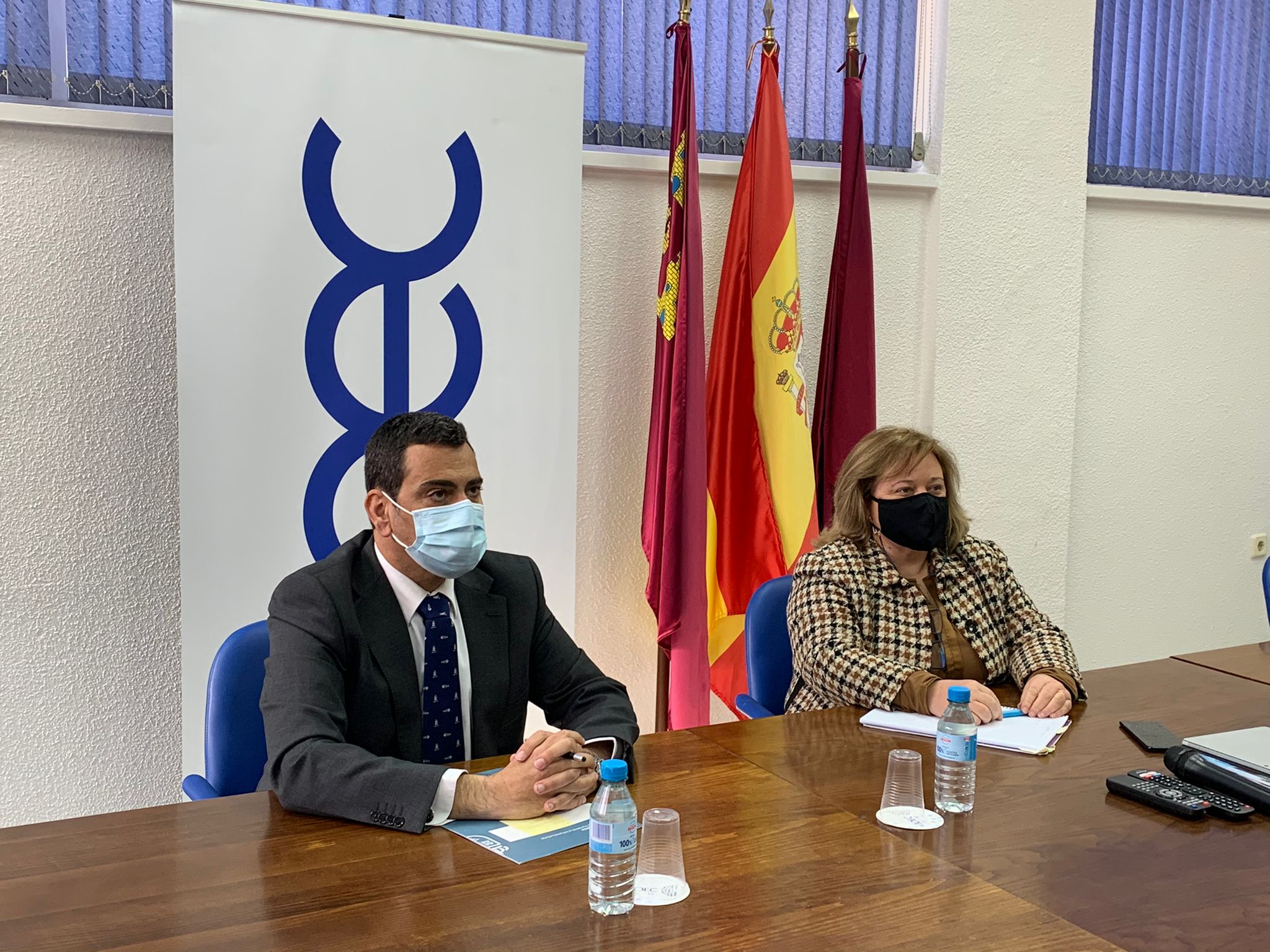 El consejero de Fomento e Infraestructuras, José Ramón Díez de Revenga, la presidenta de Confederación Comarcal de Organizaciones Empresariales de Cartagena, Ana Correa, durante una reunión mantenida con la vicealcaldesa de Cartagena, Noelia Arroyo, y la junta directiva de COEC (Confederación Comarcal en la que han hablado de la situación de la llegada de la Alta Velocidad a la ciudad de Cartagena