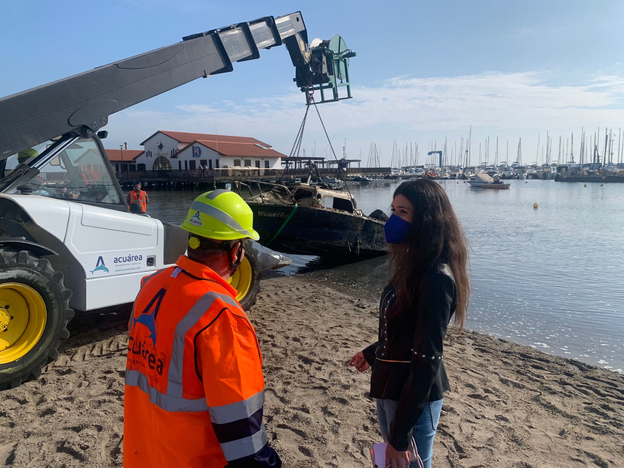 La directora general del Mar Menor, Miriam Pérez, durante los trabajos de retirada de embarcaciones varadas, hundidas o abandonadas en Los Alcázares