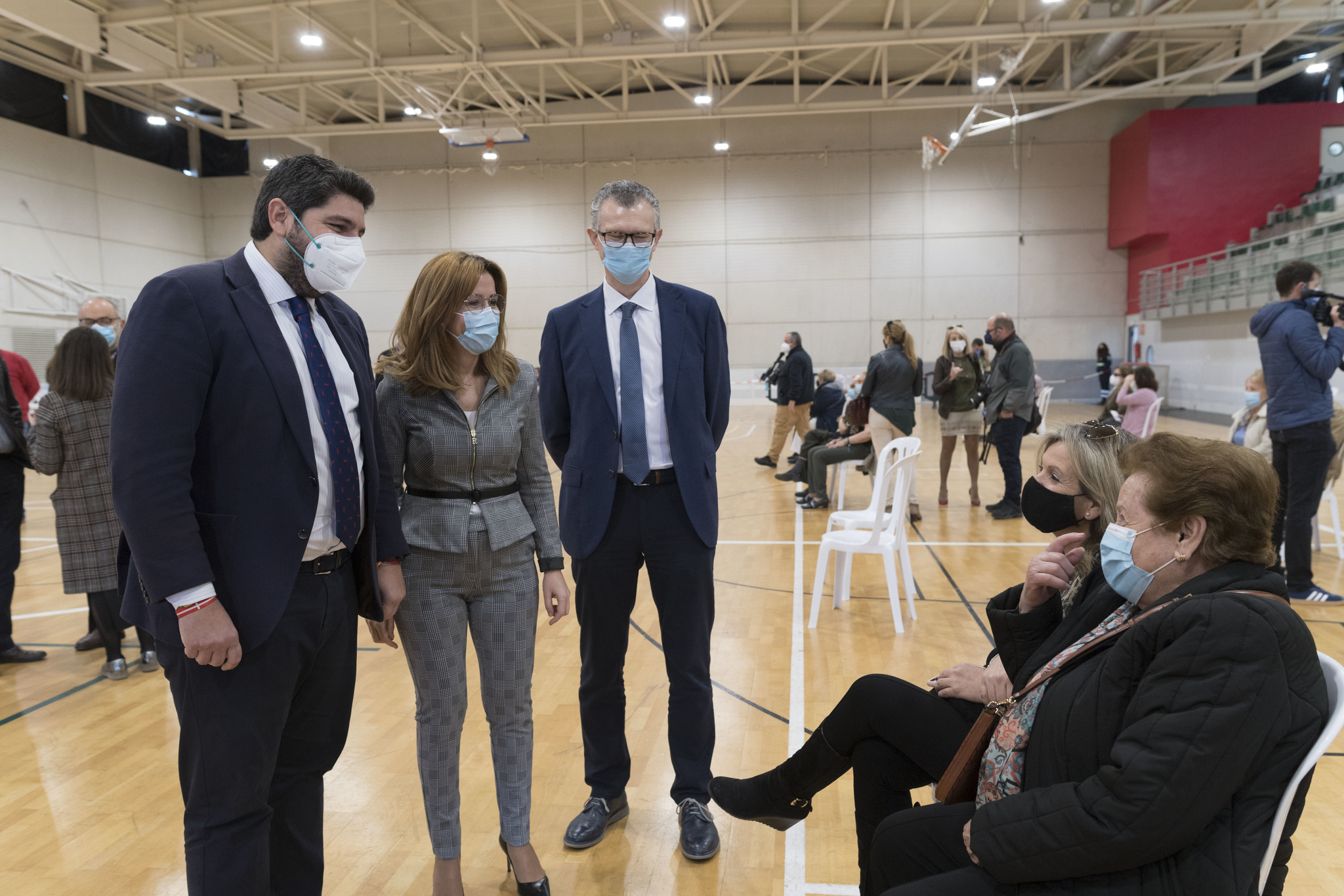 El presidente López Miras, en su visita a las instalaciones del pabellón Cabezo Beaza de Cartagena