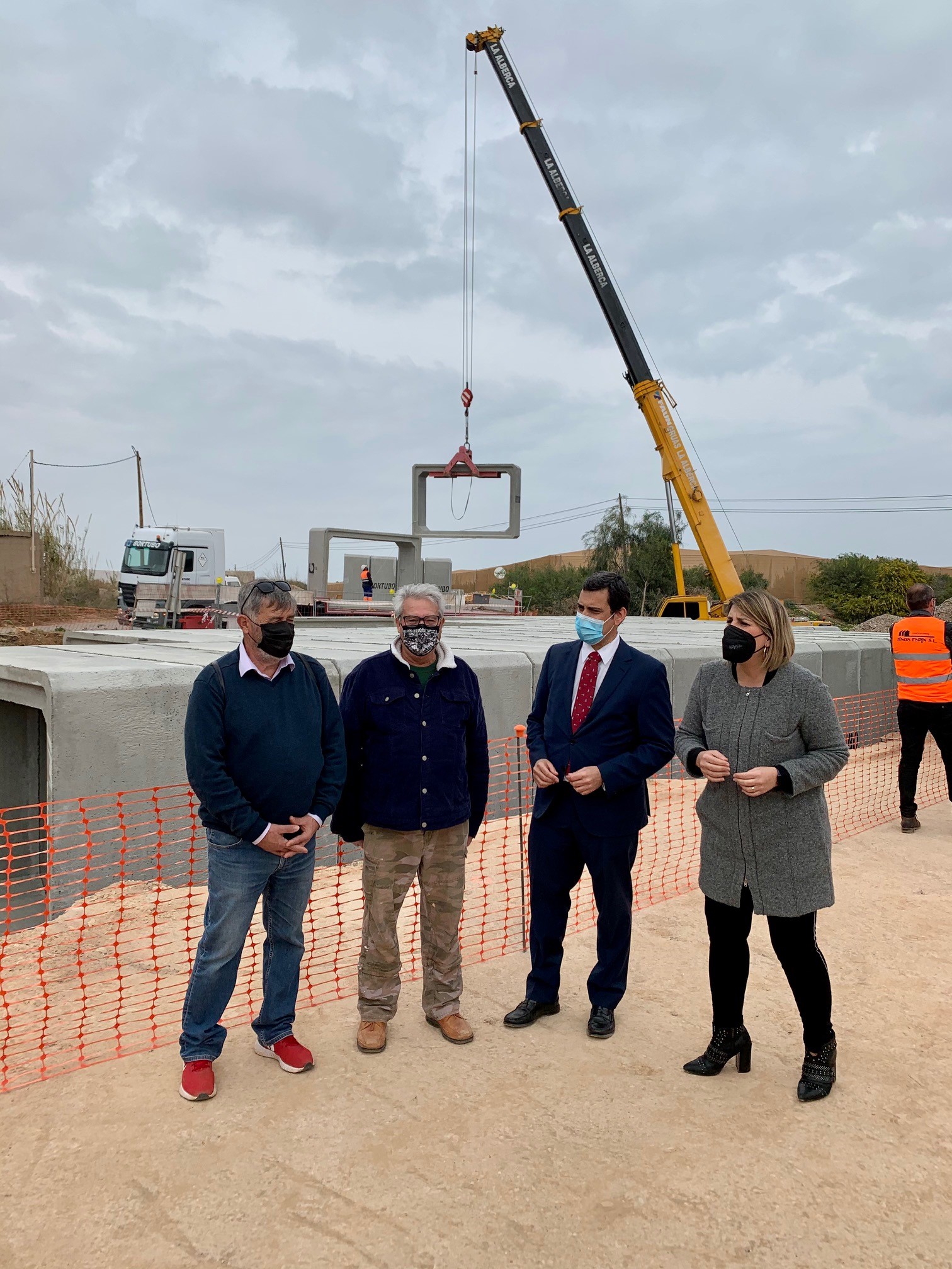 El consejero José Ramón Díez de Revenga, la vicealcaldesa de Cartagena, Noelia Arroyo, y vecinos de Los Nietos durante la instalación de los marcos del puente sobre la rambla de La Carrasquilla