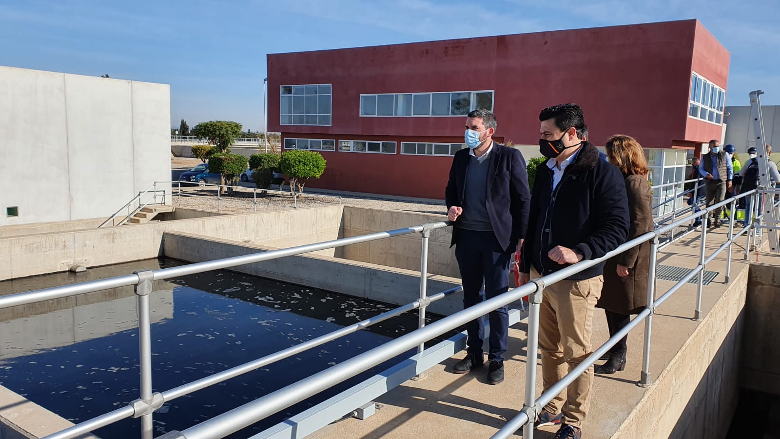 El consejero Antonio Luengo y el alcalde de San Javier, José Miguel Luengo, durante su visita a la Estación depuradora de aguas residuales de San Javier