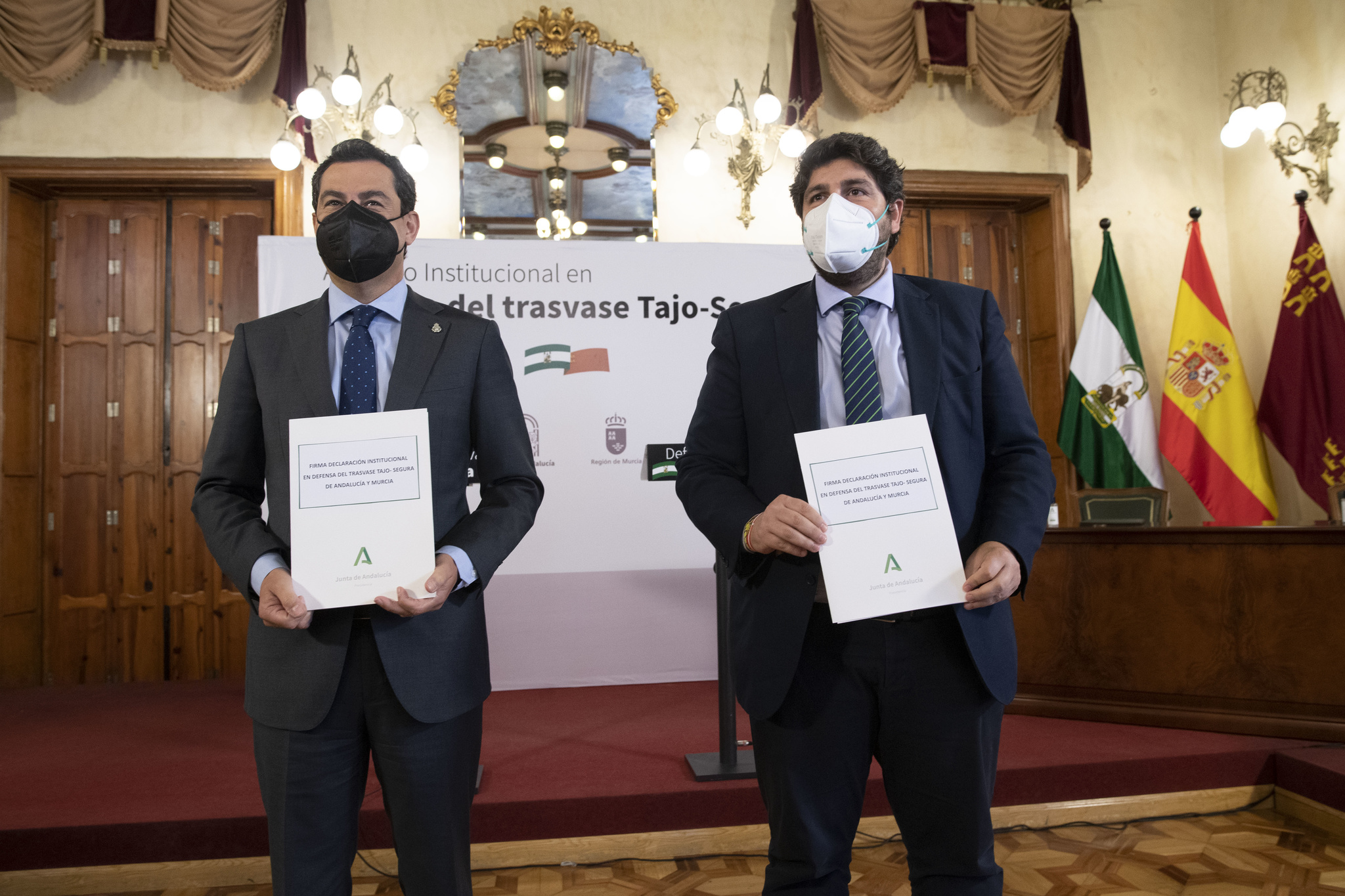 Los presidentes de la Junta de Andalucía y de la Región de Murcia, tras la firma de la declaración institucional en defensa del trasvase Tajo-Segura