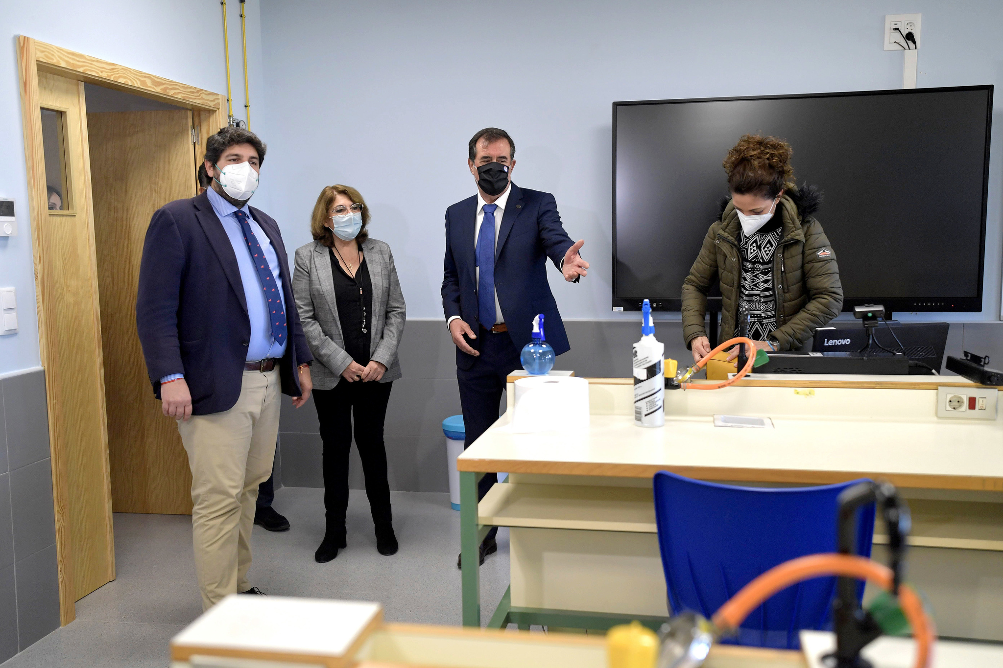 El presidente de la Comunidad visita el Instituto de Enseñanza Secundaria Miguel de Cervantes de Murcia