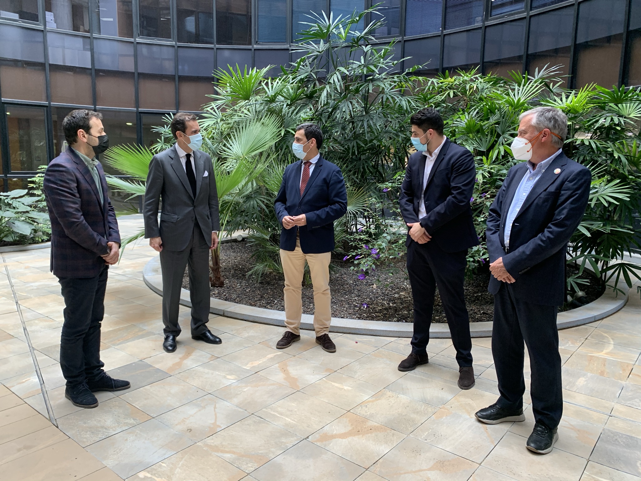 El consejero de Fomento e Infraestructuras, José Ramón Díez de Revenga, y el director general de Territorio y Arquitectura, Jaime Pérez Zulueta, tras su reunión con los representantes de la Unión Española de Fotovoltaicas