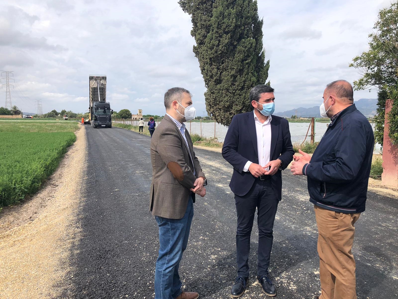 El consejero Antonio Luengo, durante su visita a las obras que la Comunidad realiza en dos caminos rurales del término municipal de Totana