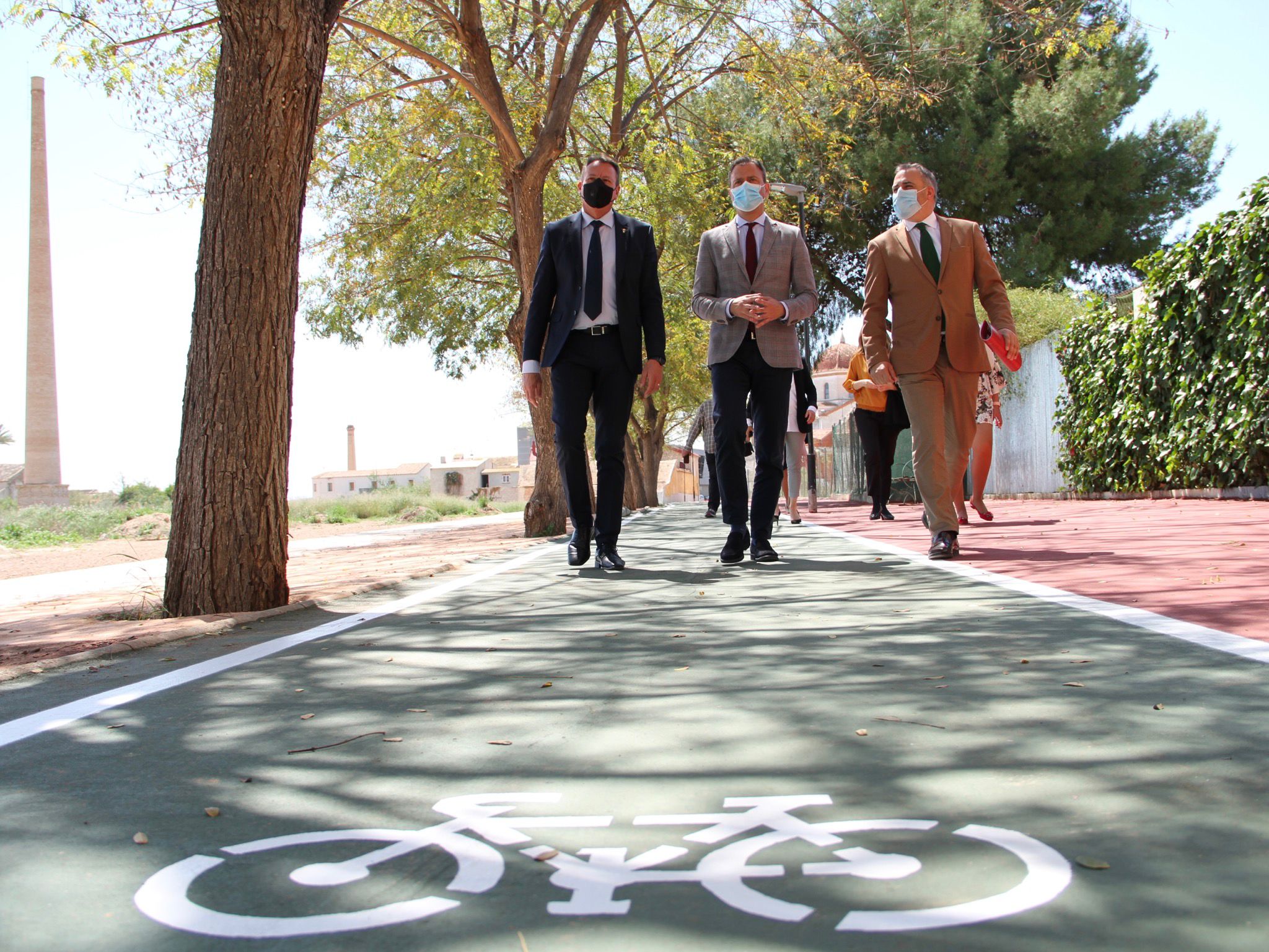 El consejero de Presidencia, Turismo y Deportes, junto con el alcalde de Ceutí y el director general de Administración Local, recorriendo el carril bici cuyo pavimento ha sido reemplazado