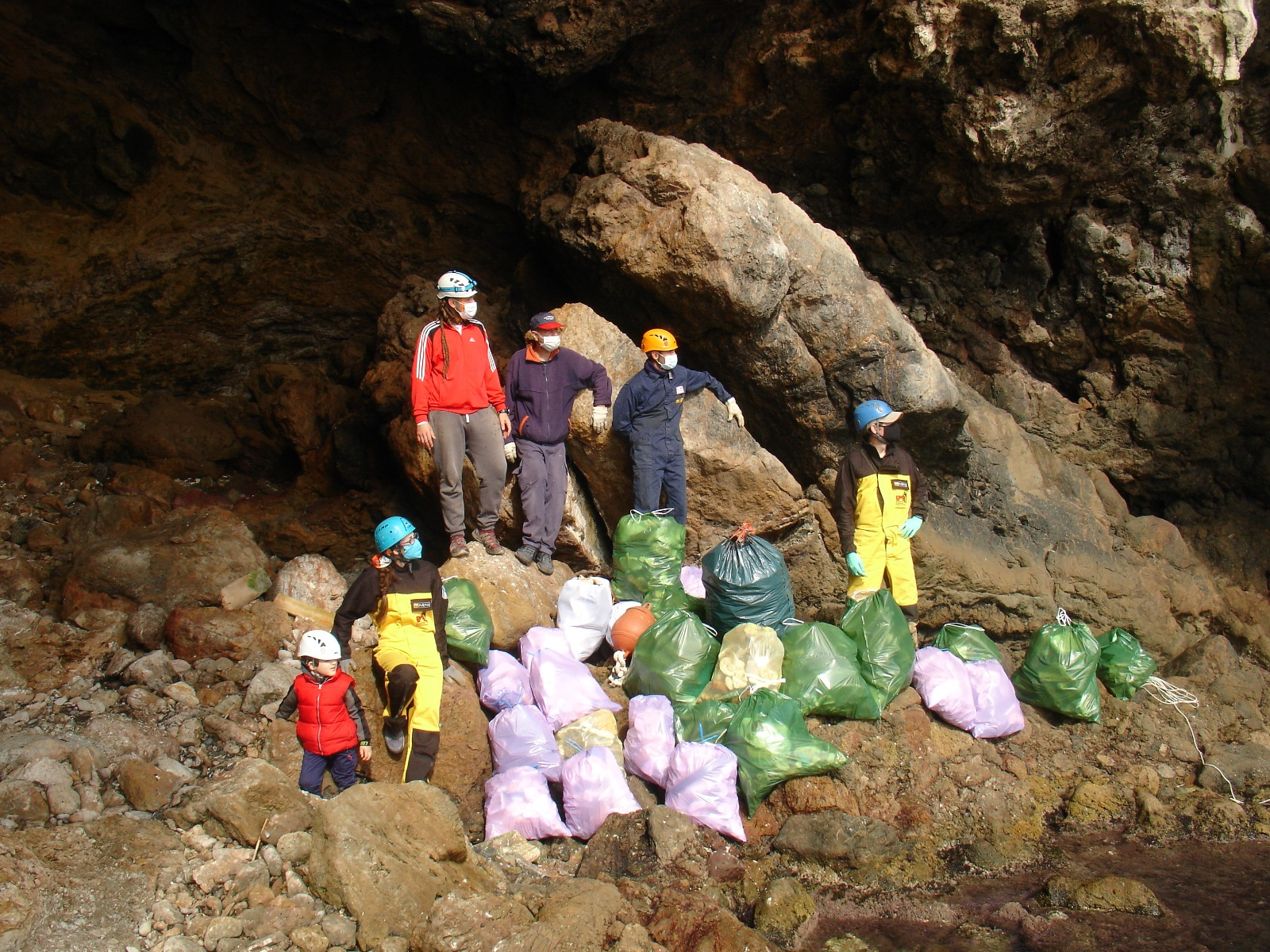 Voluntarios de la Federación de Espeleología de la Región de Murcia realizan tareas de limpieza en cuevas gracias al proyecto de conservación de cavidades financiado por la Comunidad