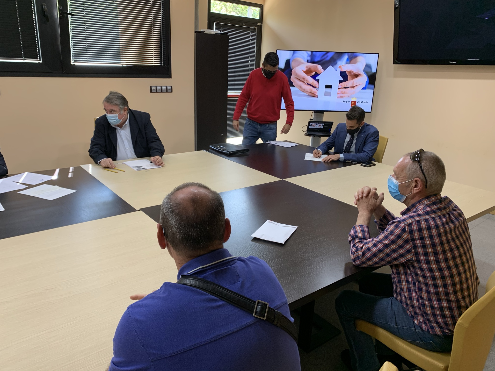 El director general José Francisco Lajara firma una de las escrituras de las viviendas destinadas a la erradicación del chabolismo en los municipios de Murcia y Alcantarilla