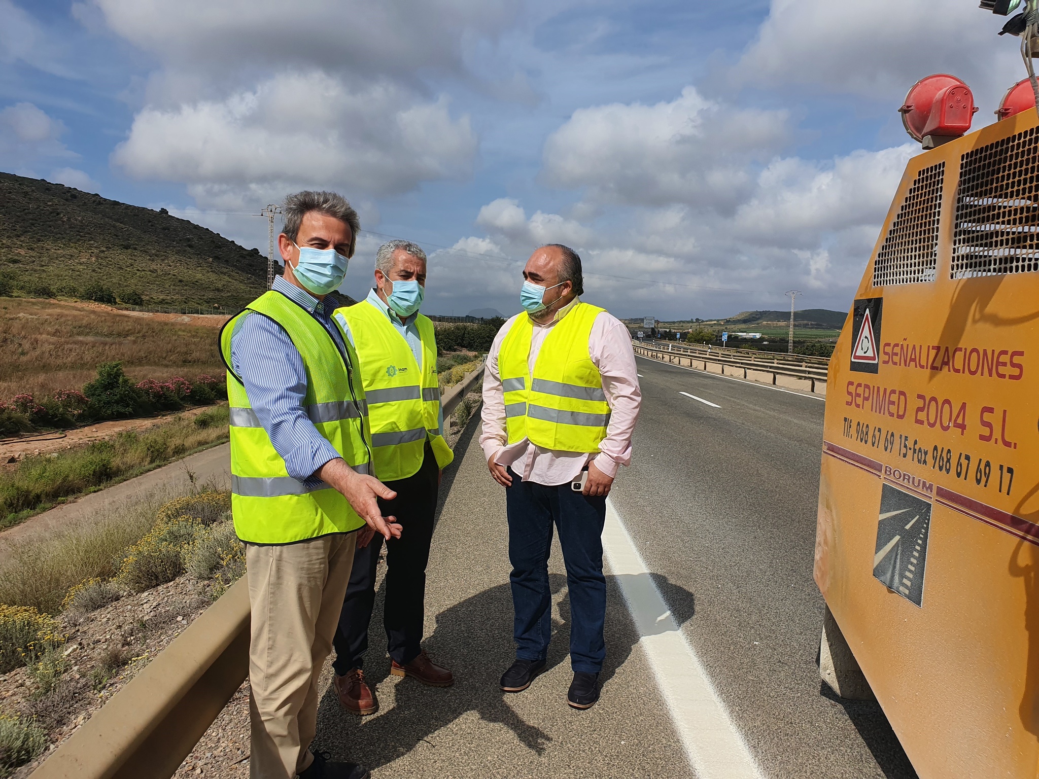 El director general de Carreteras, José Antonio Fernández Lladó, y el concejal de Vía Pública del Ayuntamiento de Cartagena, Juan Pedro Torralba, durante su visita a las obras de repintado de la vía rápida de La Manga (RM-12)