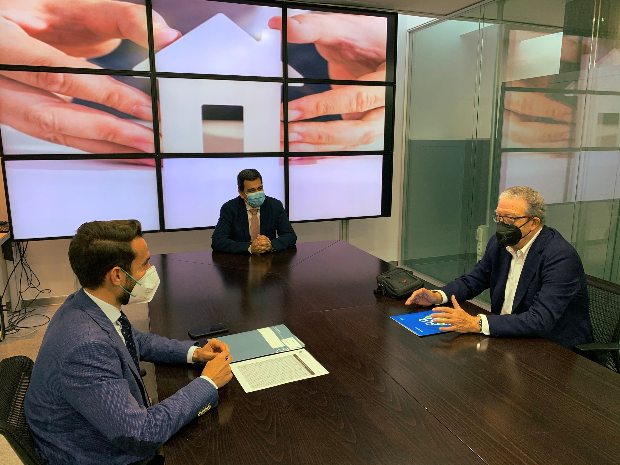 El consejero de Fomento e Infraestructuras, José Ramón Díez de Revenga, el presidente de la Asociación de Familias Numerosas, Gonzalo Sánchez, y el director general de Vivienda, José Francisco Lajara (1i), durante la reunión mantenida esta mañana sobre el nuevo modelo de vivienda protegida