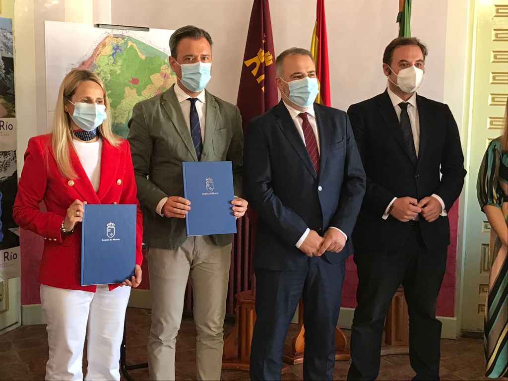 El consejero y la alcaldesa de Cehegín, junto con los directores generales de Administración Local y de Competitividad y Calidad Turísticas, tras la firma de la incorporación del municipio a los destinos del Sistema de Calidad Turística SICTED